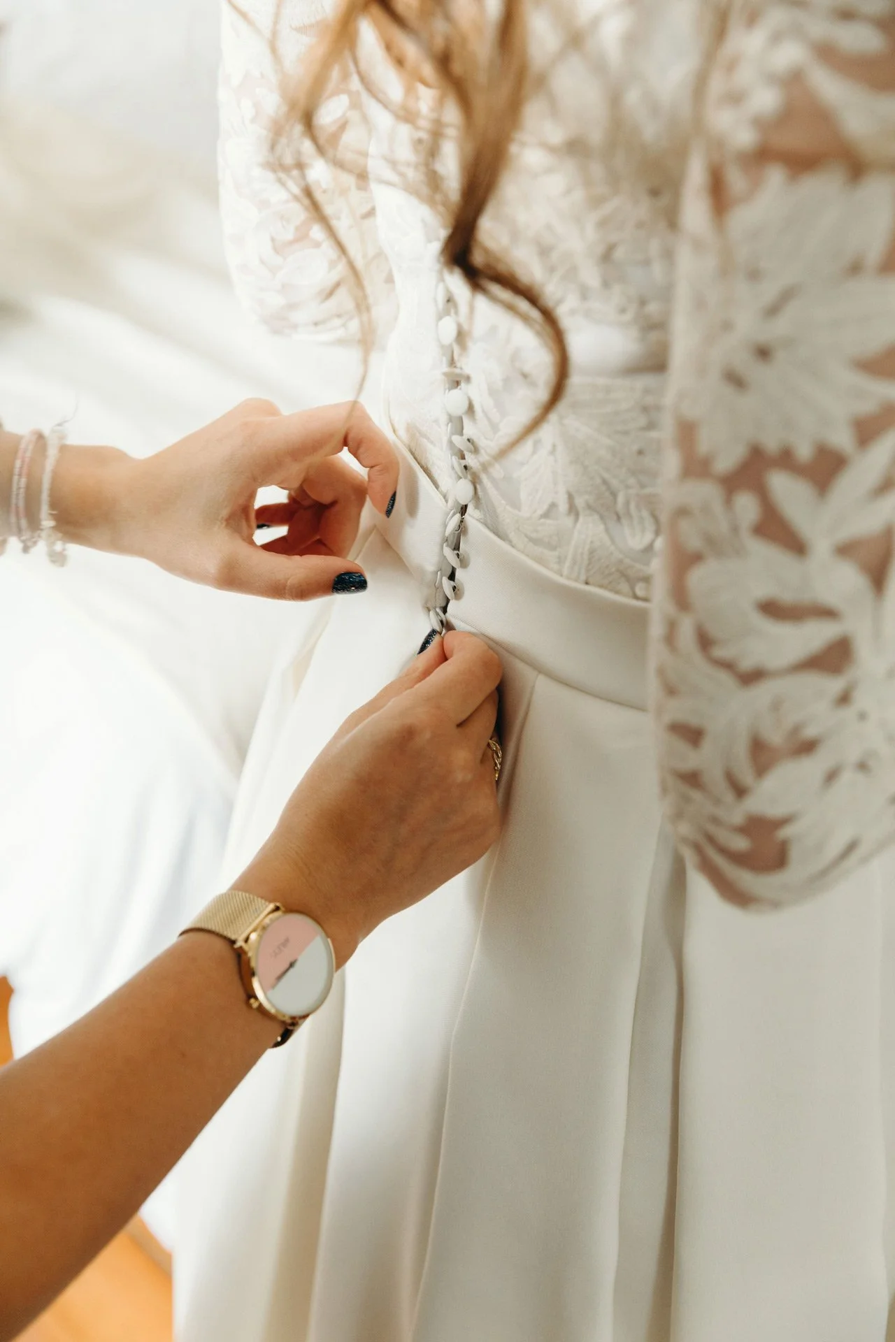 reportage préparatifs de mariage en normandie, robe de mariée blanche décorée de dentelle