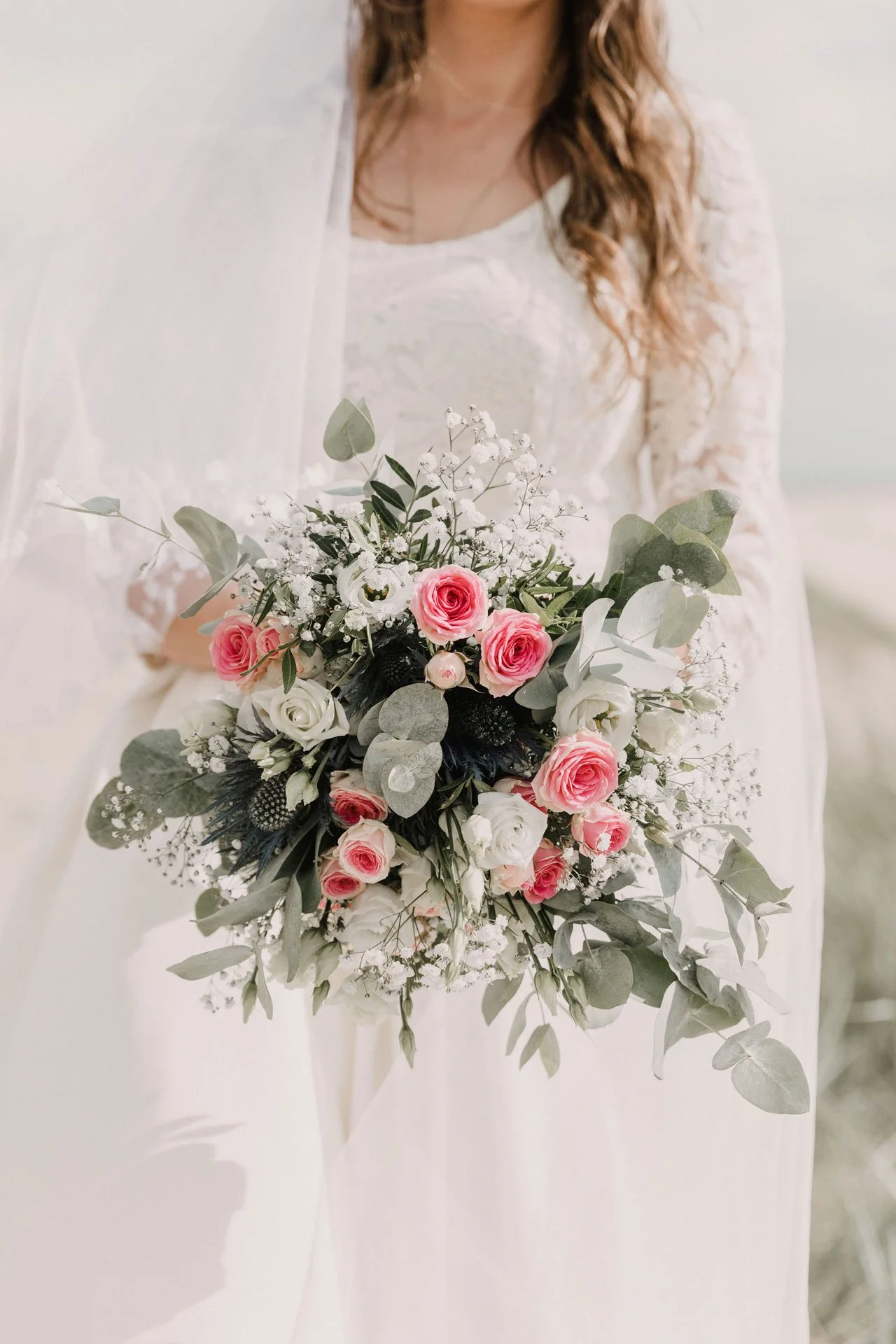 	
Photographe de mariage en Normandie, détail de la robe de mariée et bouquet de fleurs