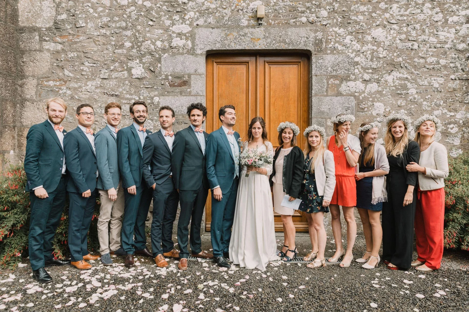 Photographe de reportage mariage en Normandie, portrait de groupe des mariés entourés de leurs témoins