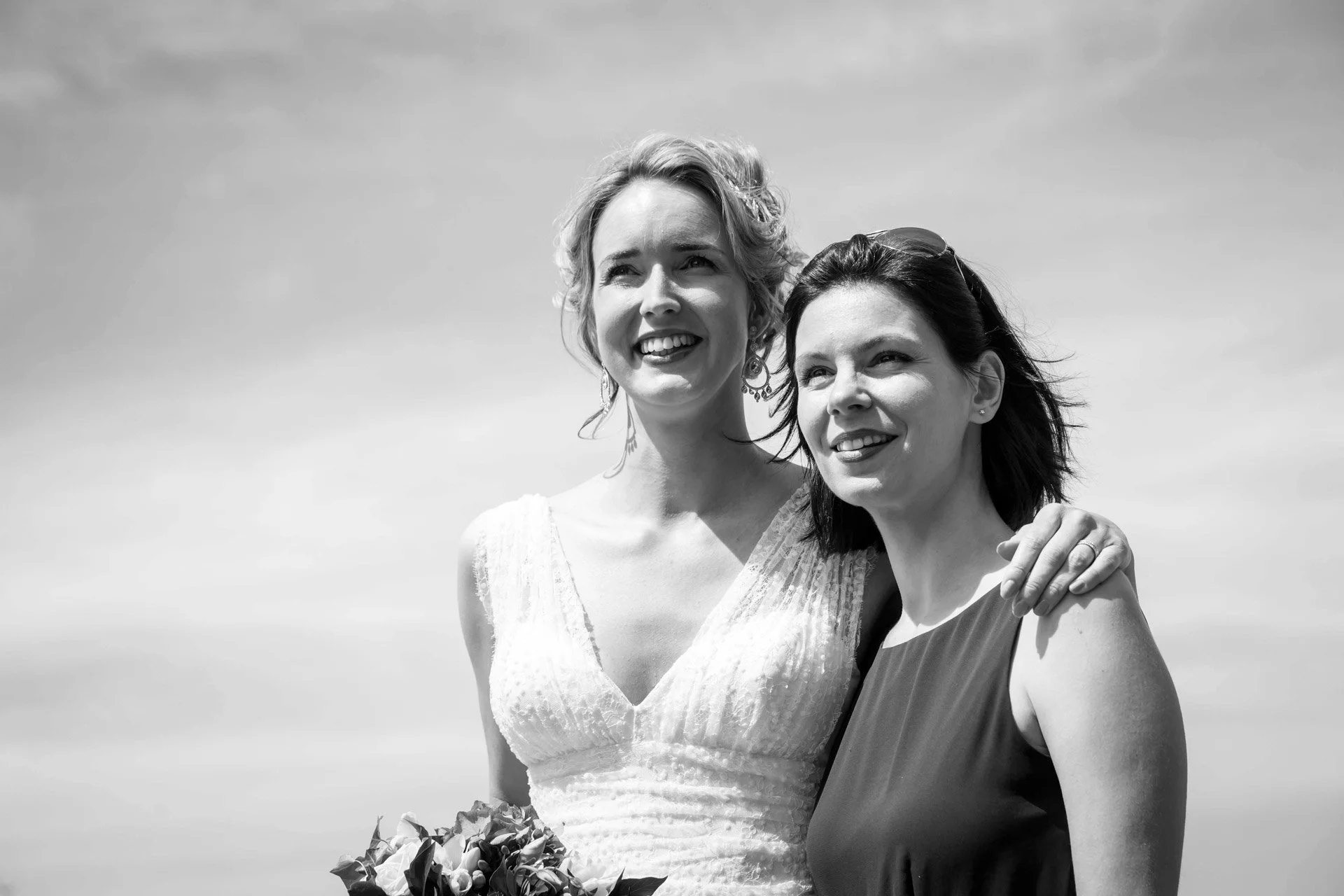 Portrait de mariée et sa témoin en lumière naturelle lors d'un mariage en Normandie