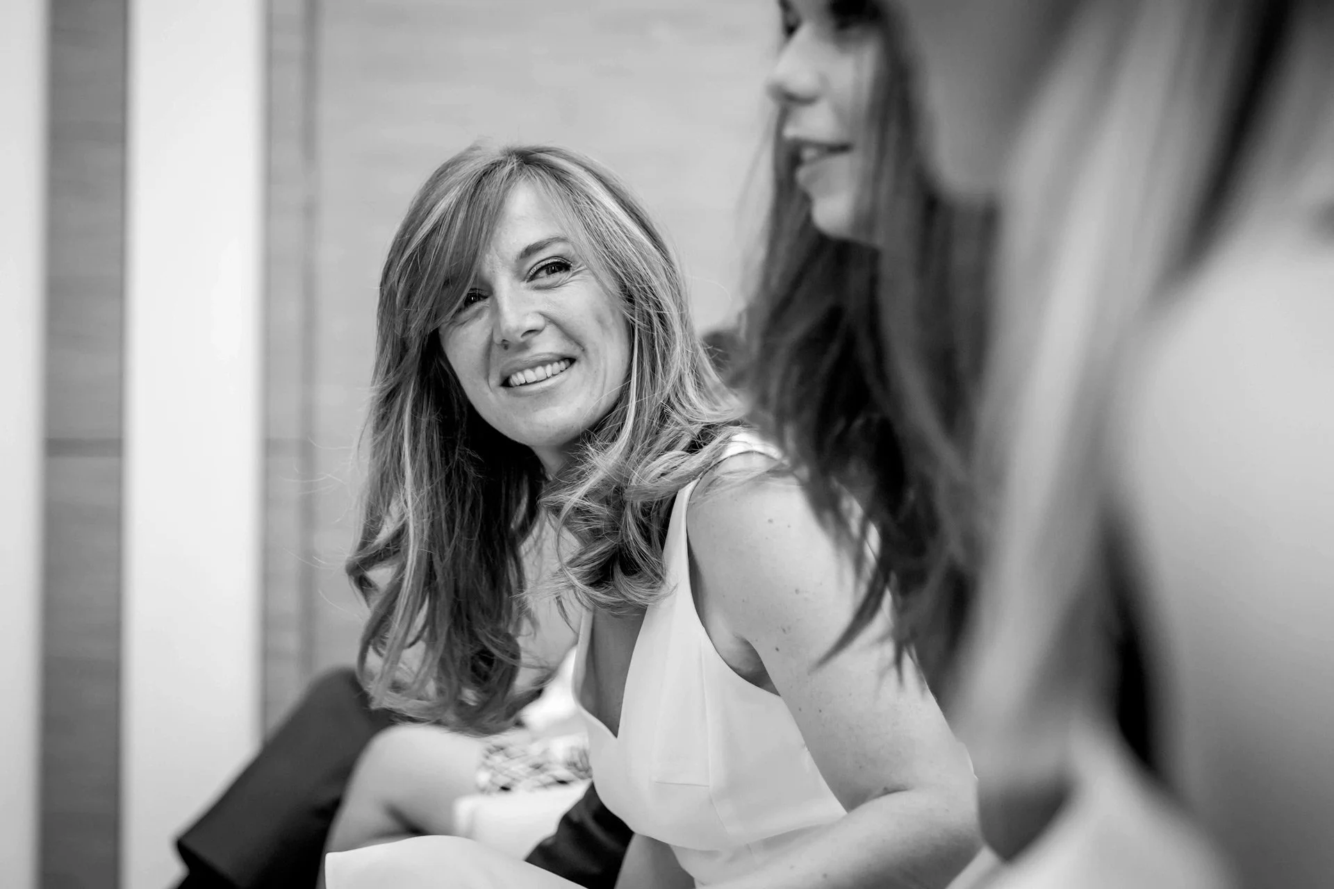 Future mariée souriante, en noir et blanc, cérémonie civile de mariage.