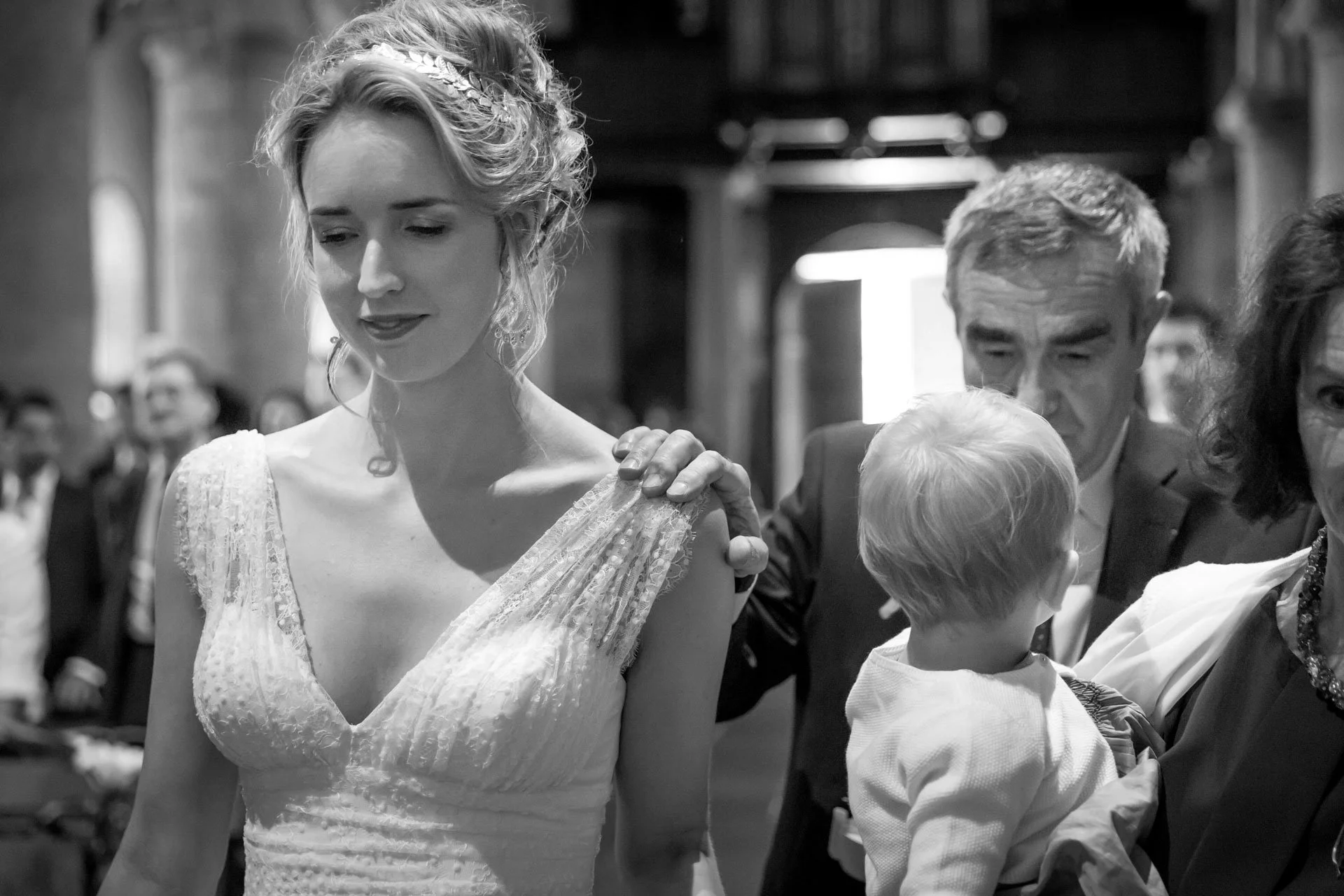 Portrait de la mariée lors de la cérémonie religieuse de mariage à Granville