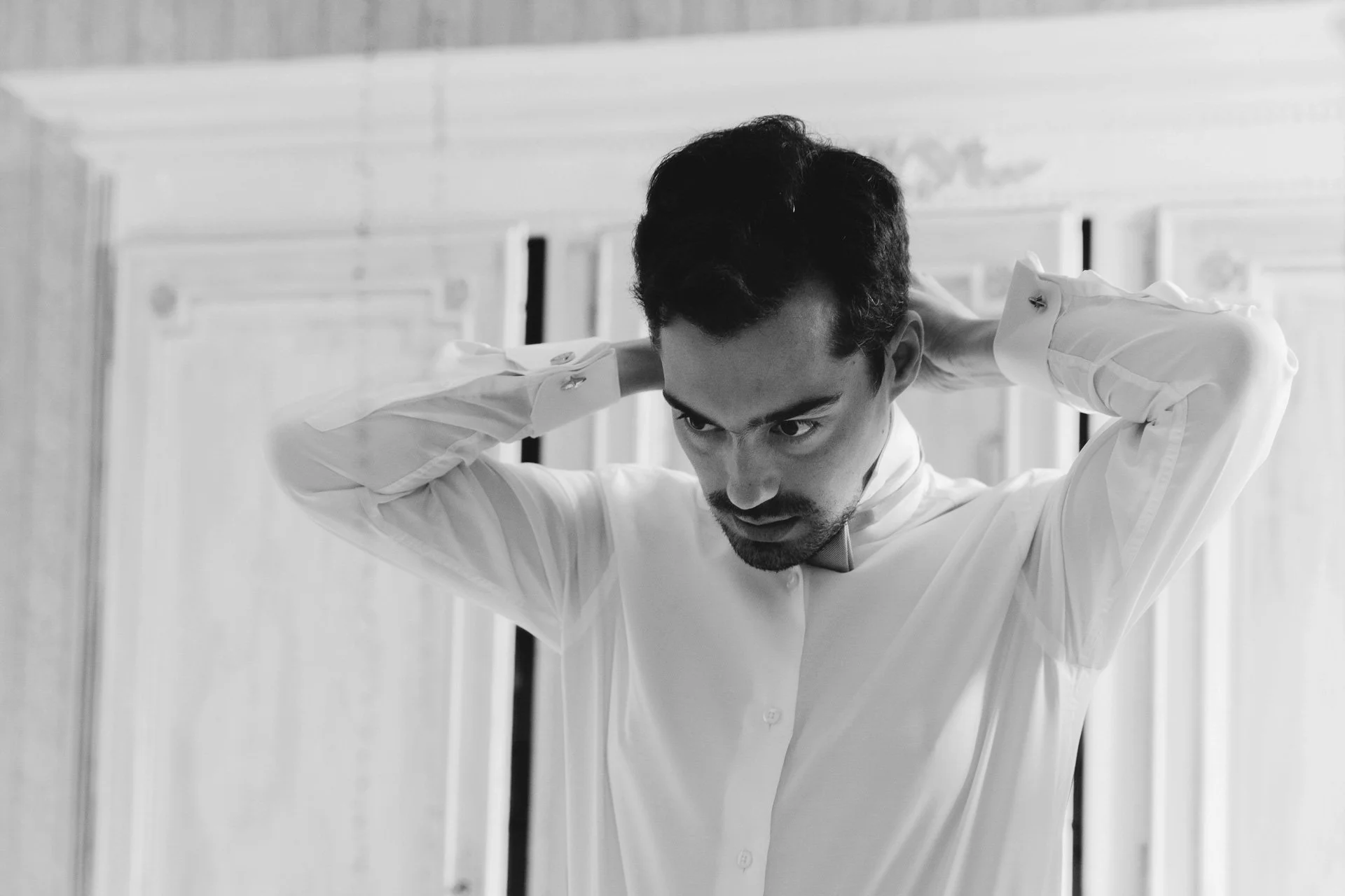 Photographe de mariage en Normandie, le futur marié ajustant sa chemise 