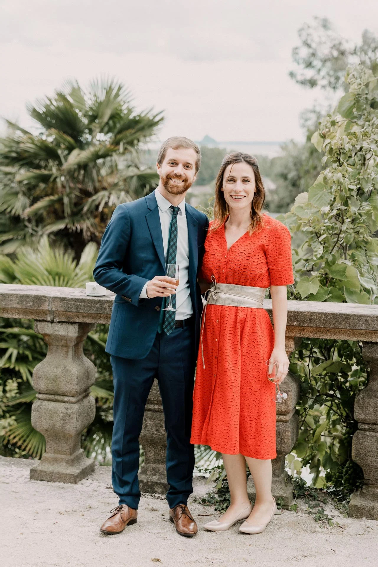 Photographe de reportage mariage, un homme et une femme souriants, posant sur la terrasse du Château Les Hauts