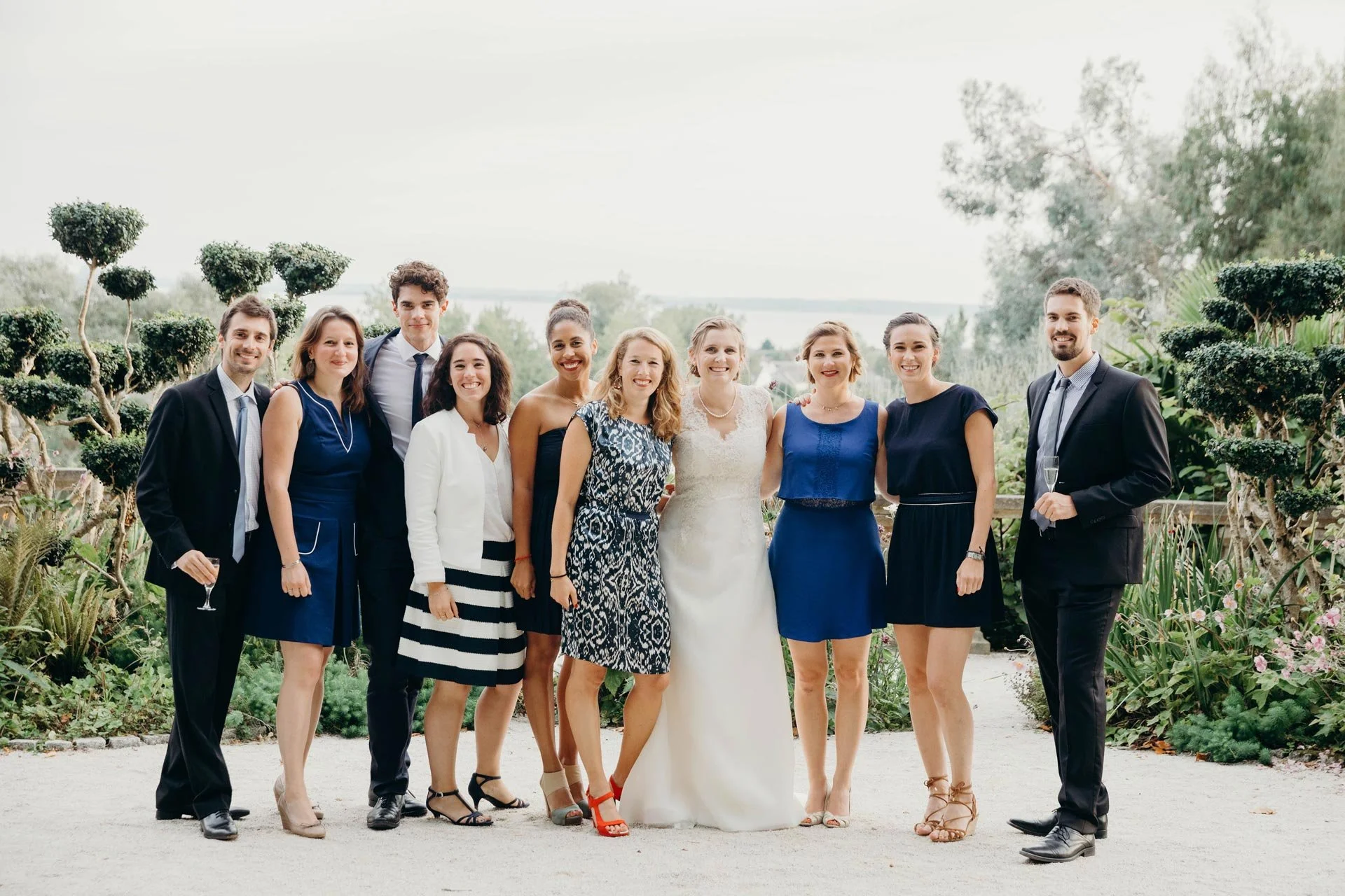 Groupe de personnes lors d'un mariage en plein air