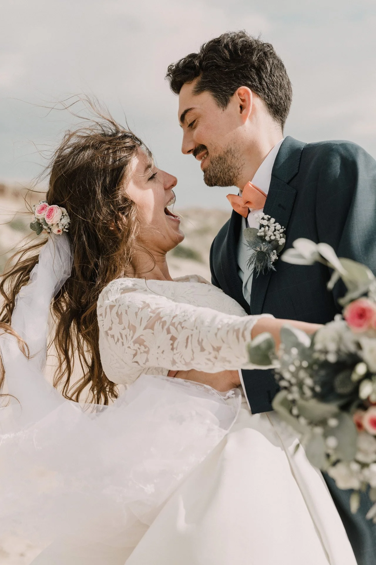 	
Photographe de mariage en Normandie, un couple de mariés dans la baie du mont-saint-michel