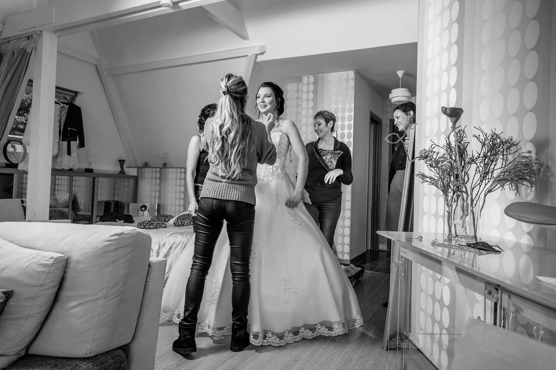 Essayage de la robe de mariée, lors des préparatifs d'un mariage.