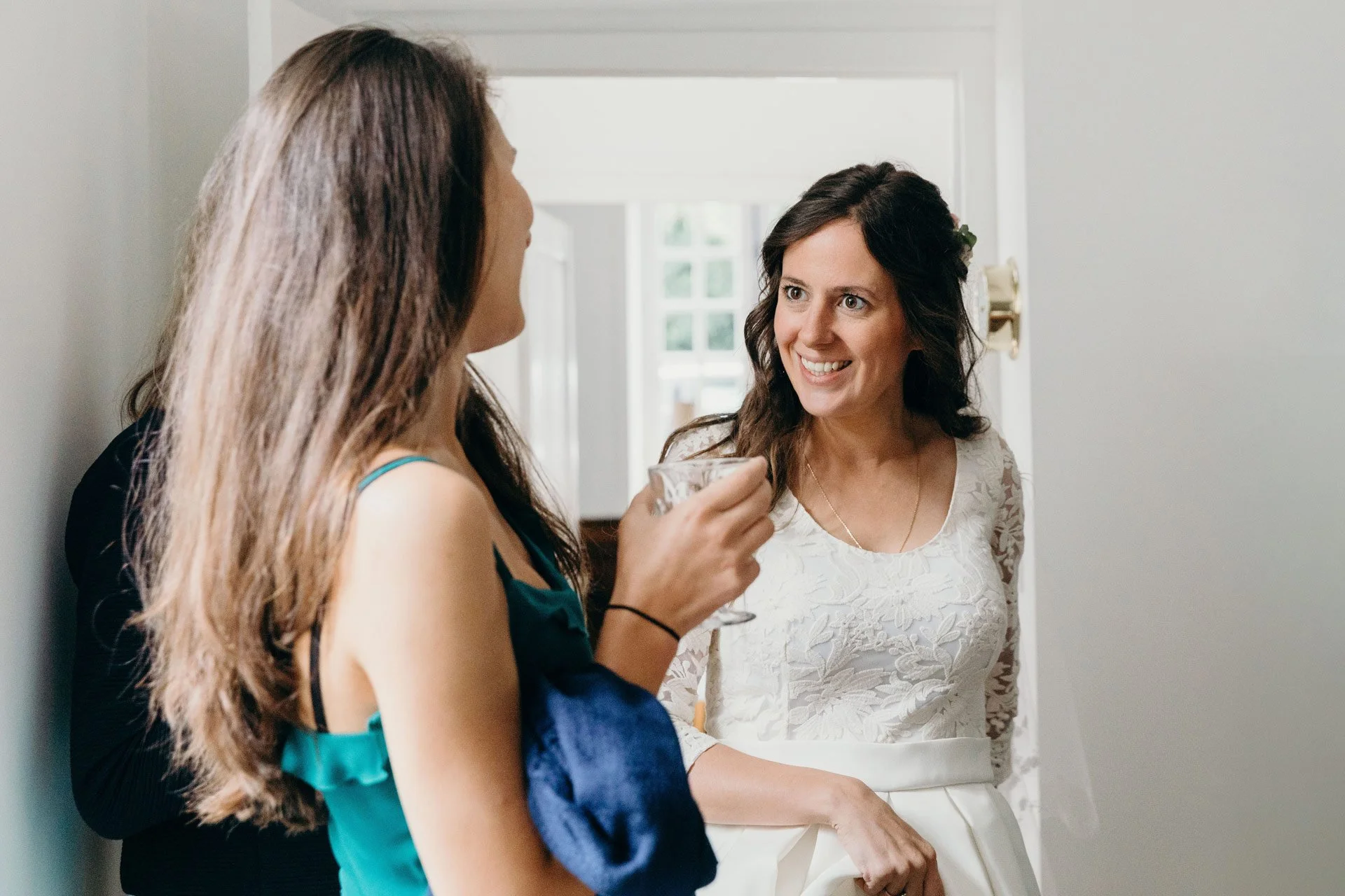 Photographe de mariage en Normandie, la mariée souriante accueille ses proches