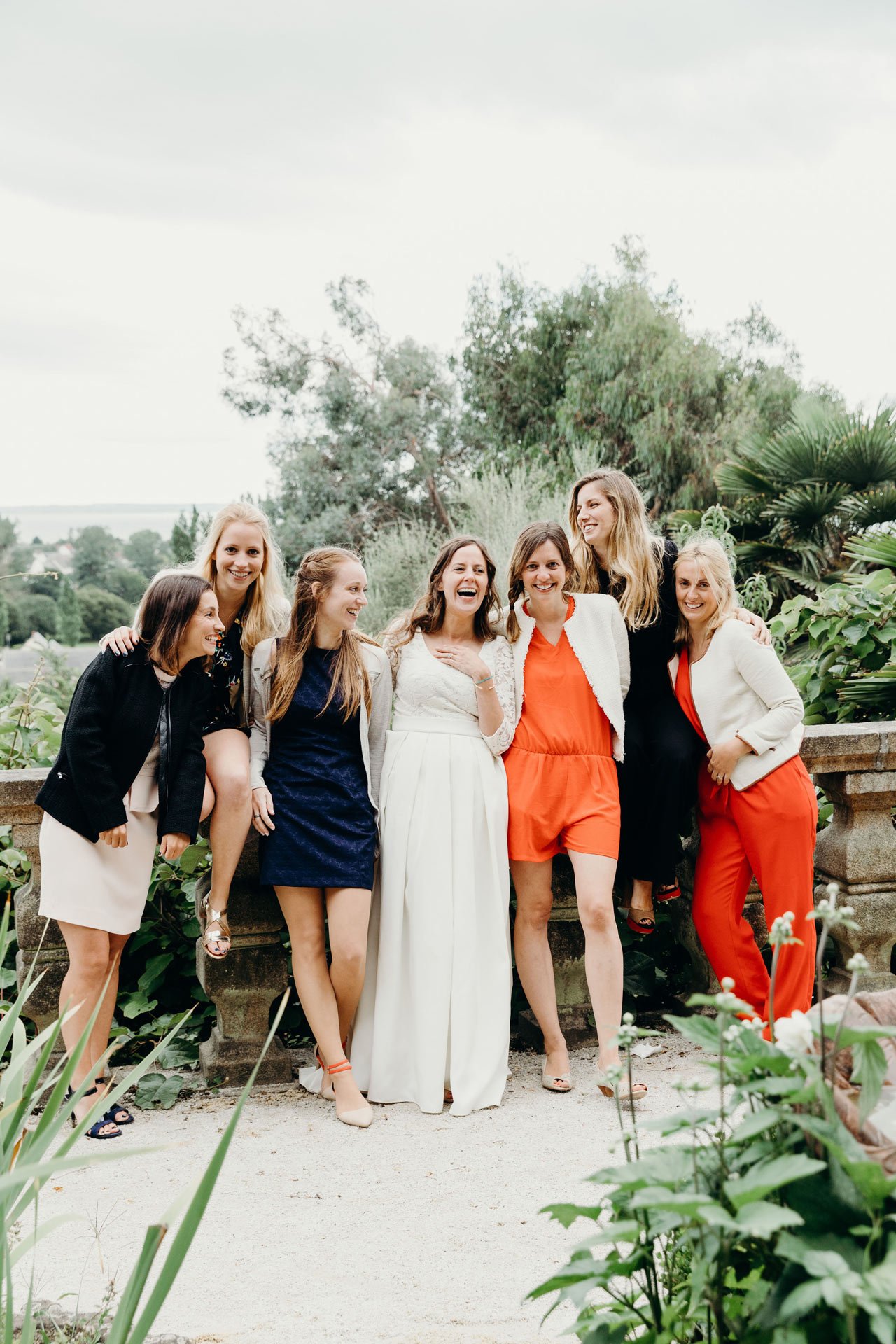 Photographe de mariage en Normandie, la mariée entourée des ses amies posant dans le décor du Château Les Hauts