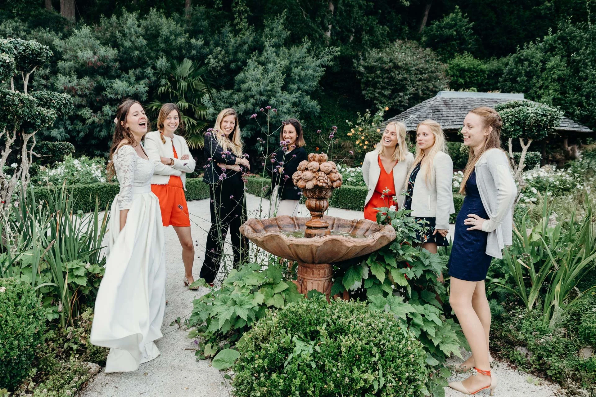 Photographe de mariage en Normandie, la mariée entourée de ses proches lors du cocktail au Château Les Hauts 