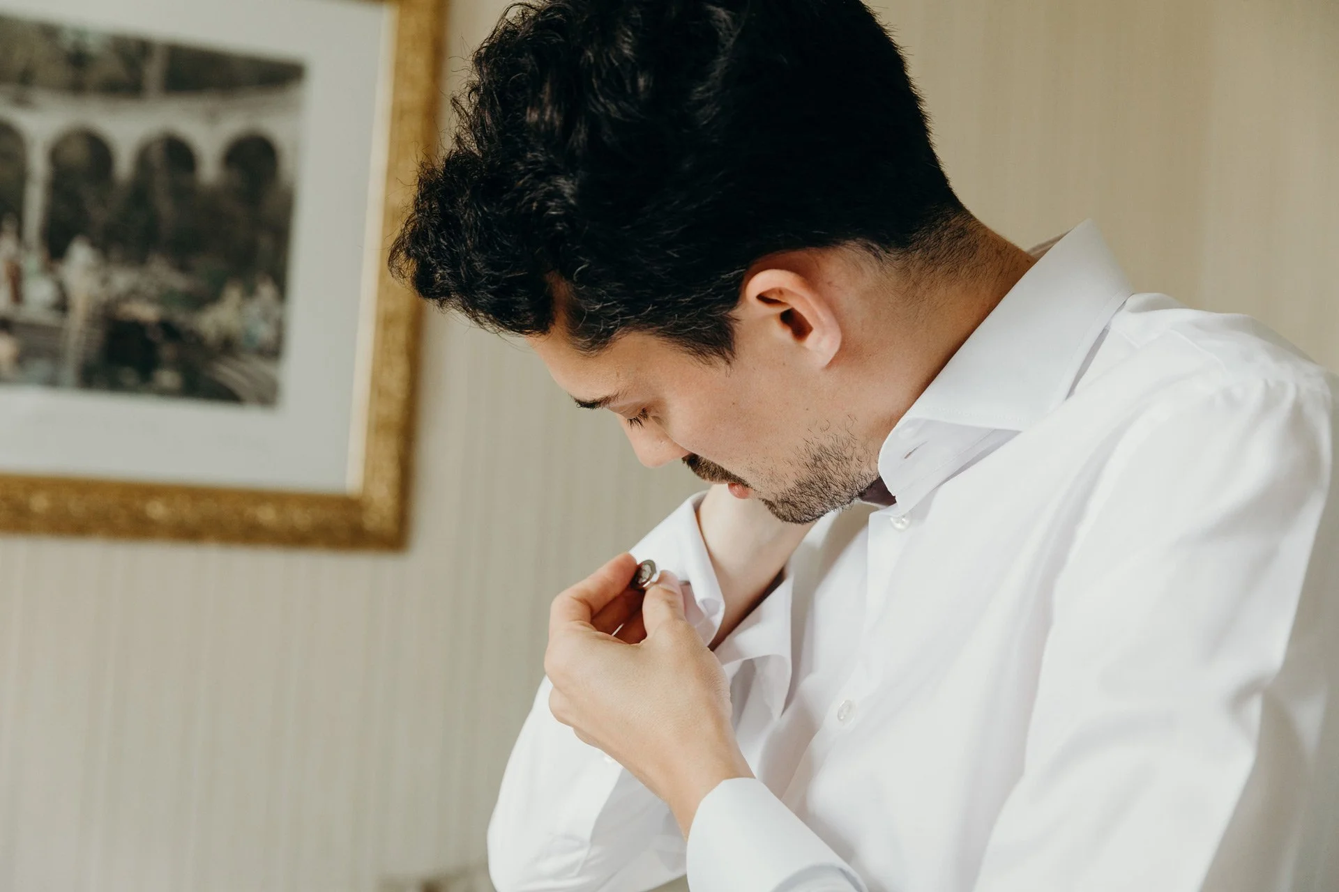 Photographe de mariage en Normandie, préparatifs du marié au Château les Hauts