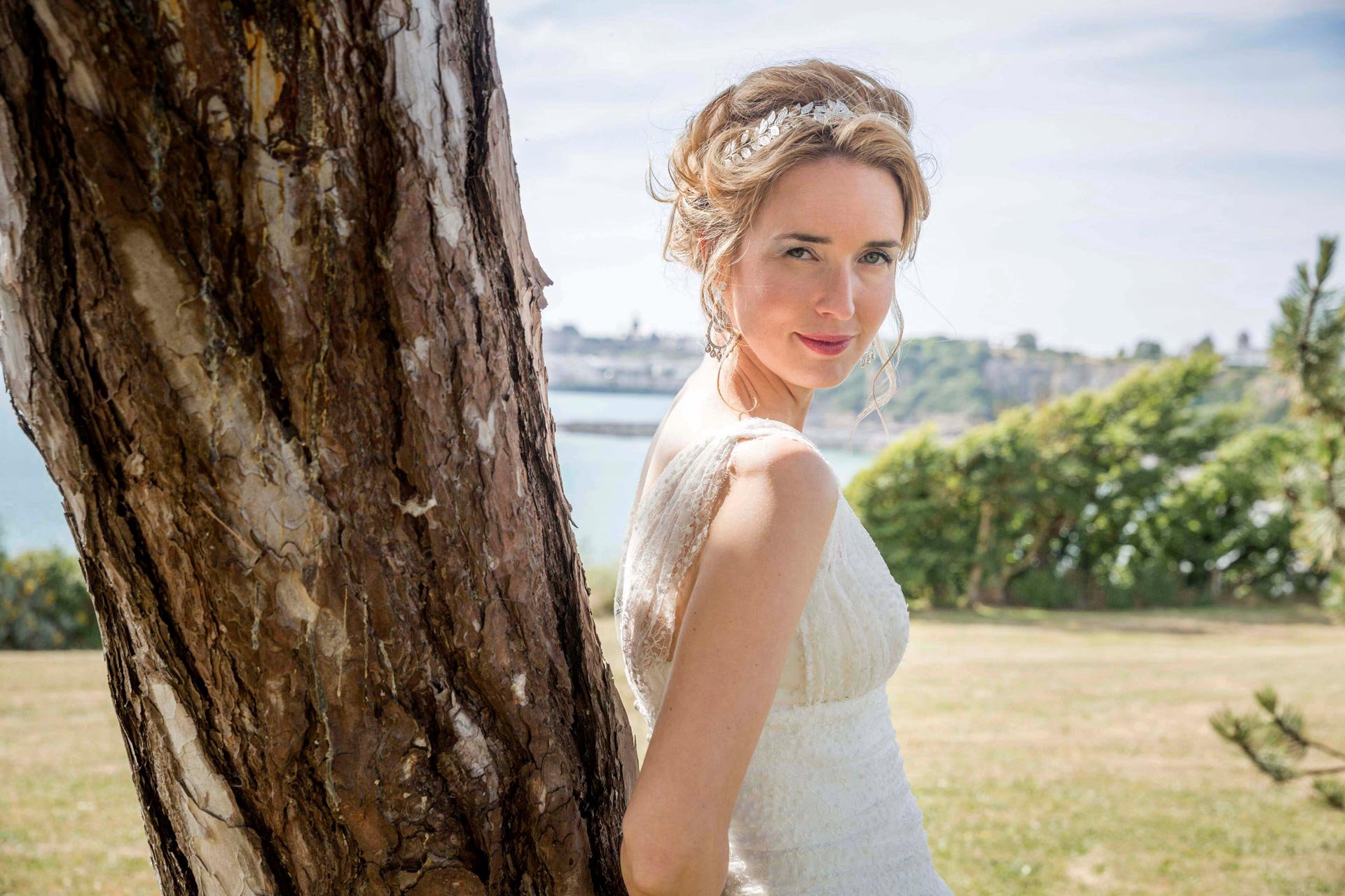 Portrait mariée en lumière naturelle, vue sur la baie à Granville