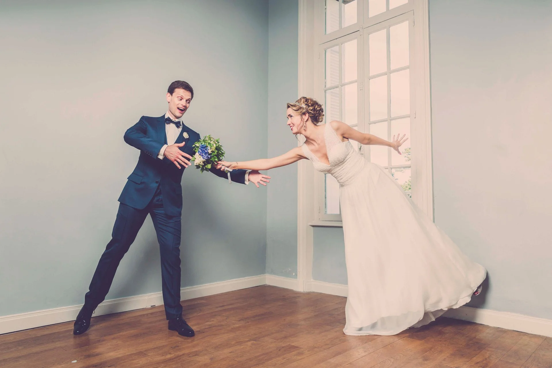 Portrait fun des mariés en intérieur au Château de La Crête à Granville