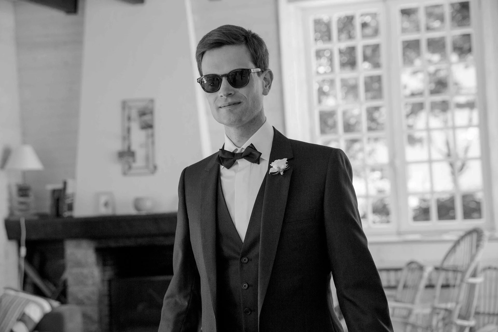 Marié en lunettes soleil, préparatifs costume noir et blanc