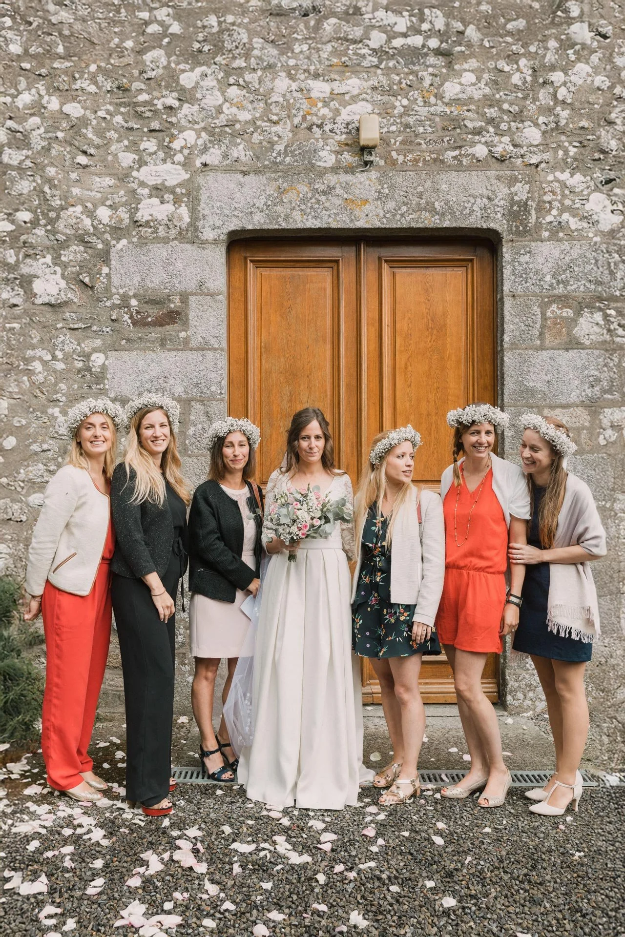 Photographe de mariage en Normandie, portrait de groupe de la mariée entouré de ses témoins
