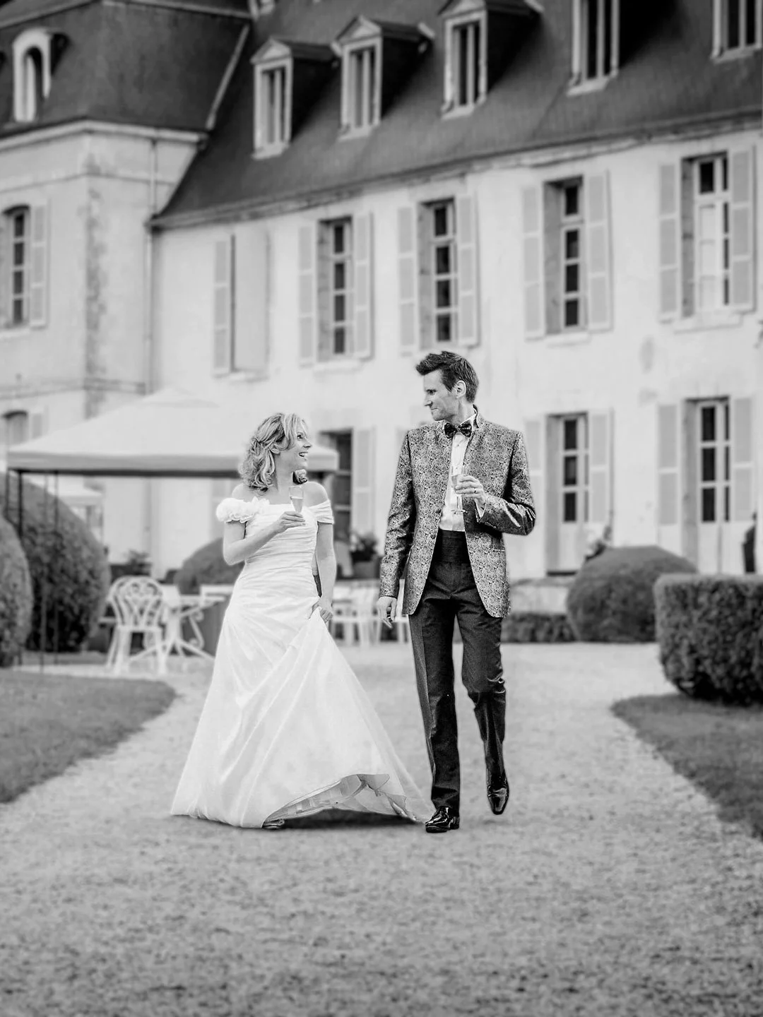 Un couple de mariés, se promène dans le jardin du château.