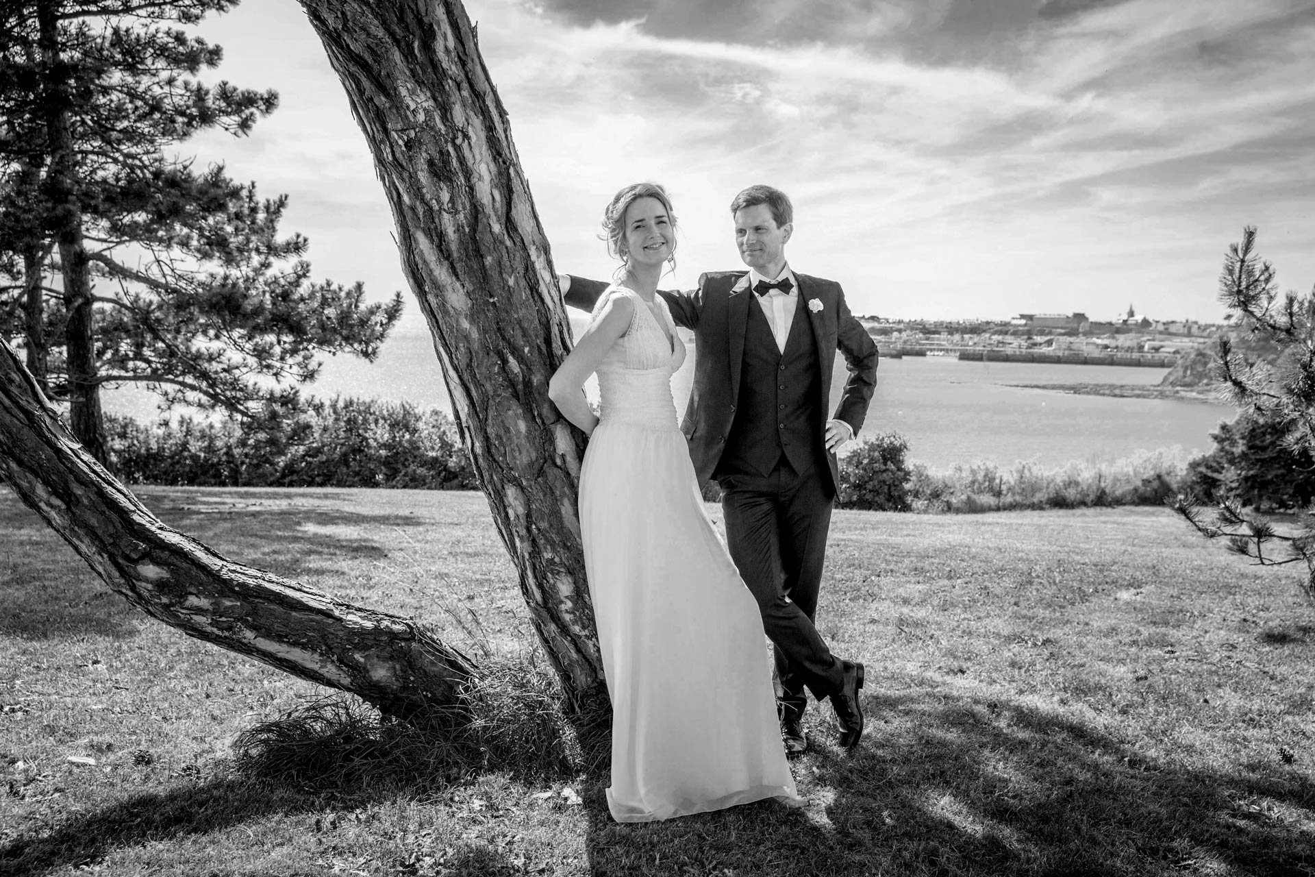 Portrait de couple, mariés au milieu des pins en bord de mer à Granville