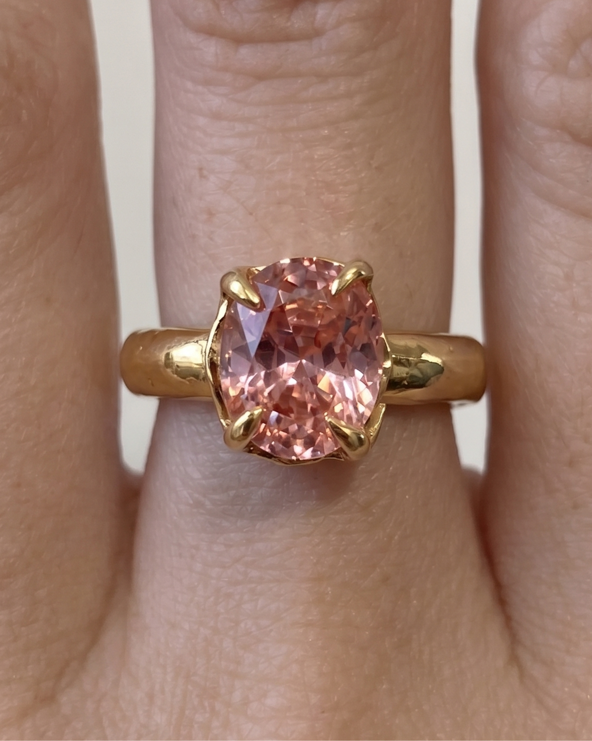 Gold ring with a pink gemstone made at a Culto Solar jewelry workshop in Zurich