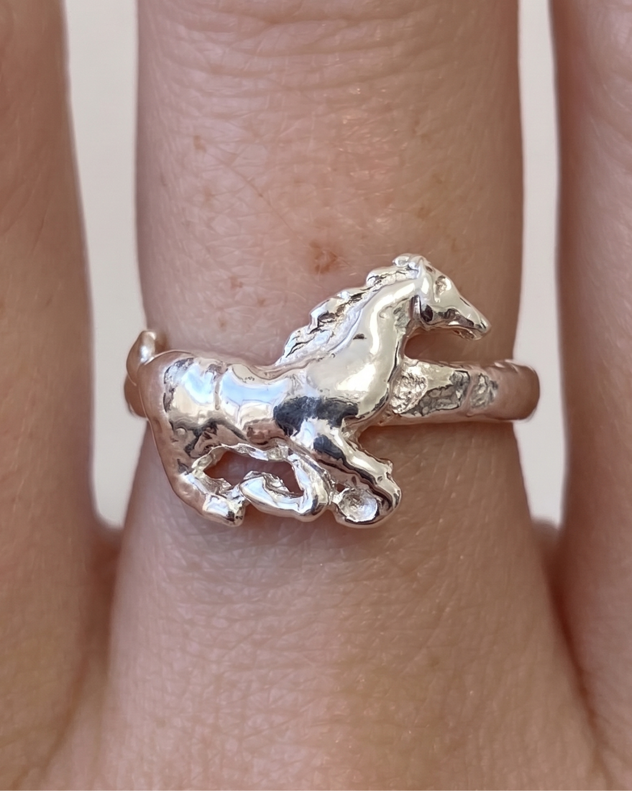 Silver horse ring made at a Culto Solar jewelry workshop in Zurich