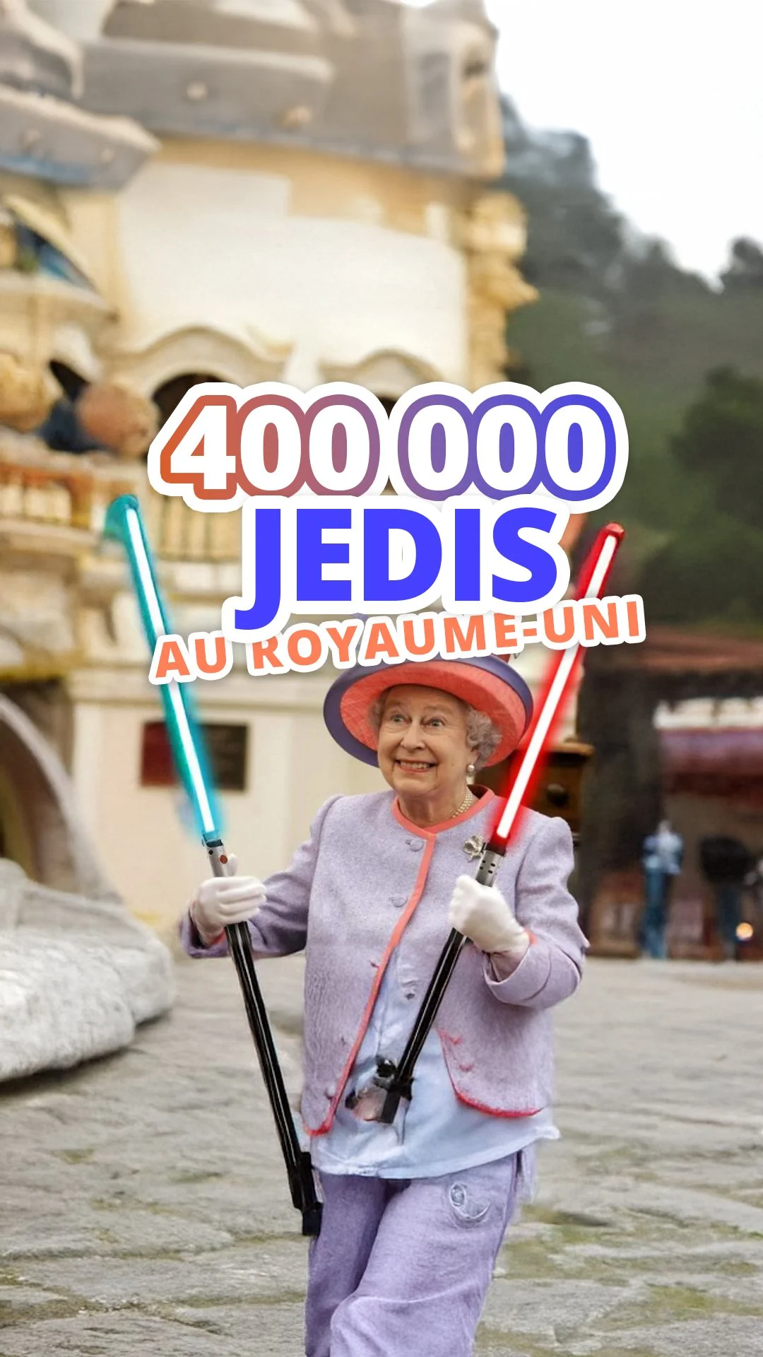 Une vieille femme habillée en princesse ou souveraine, tenant deux bâtons lumineux, en costume violet et rose, devant un bâtiment de style européen, en train de sourire.