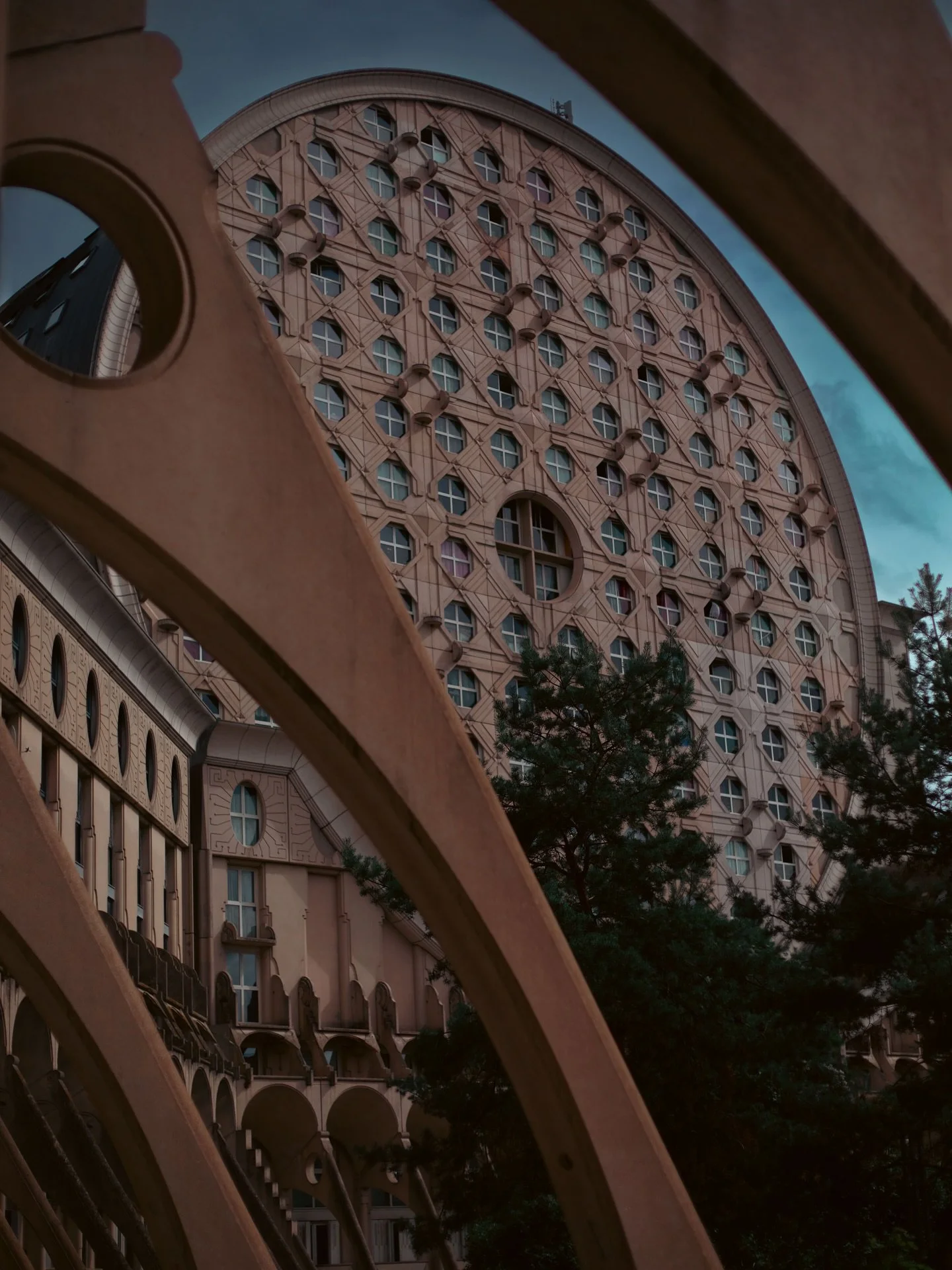 C’est vraiment impressionnant de se tenir au milieu de ces bâtiments, comme un mélange de palais futuriste digne d’une dystopie et de prison en béton. Pas étonnant que les espaces Abraxas aient servit de d&eacut
