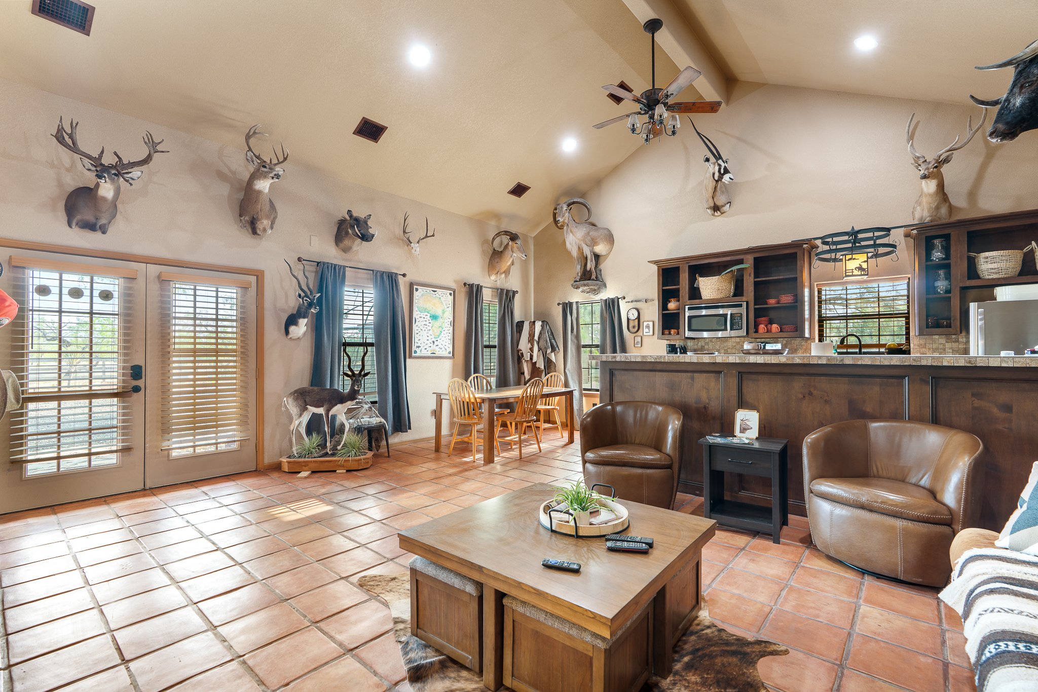 Blue_Rooster_Ranch_Cabin_Interior-10.jpg
