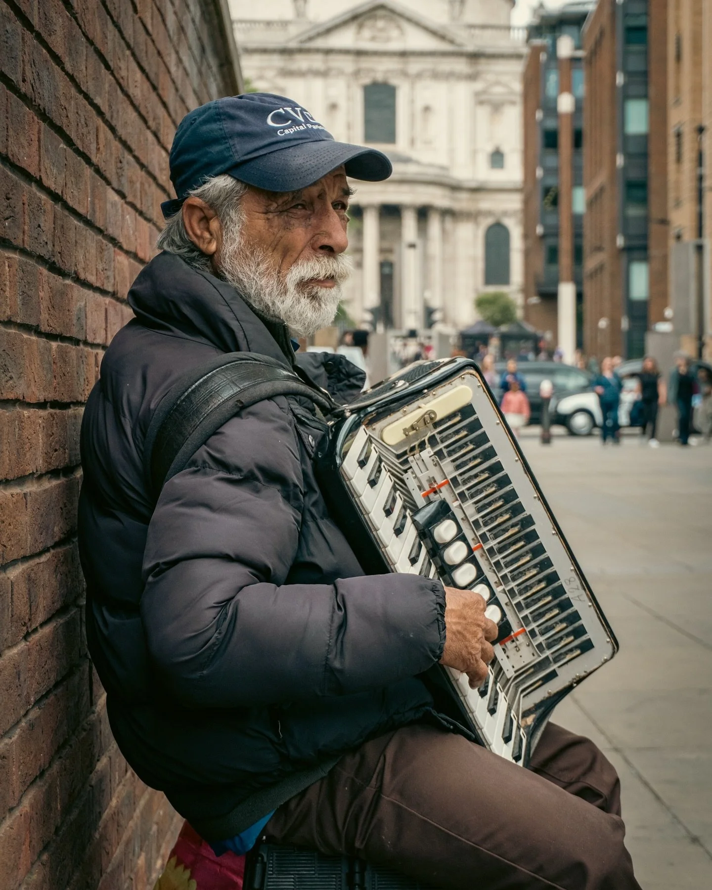 The only eyewitness around St.Paul&rsquo;s. 

#street #photography #streetphotography #portrait #portraitphotography #people #musician #art #culture #london #londoncity #documentaryphotography #stpaulscathedral @sonyalpha