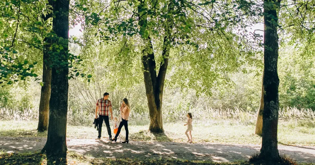 Familia compartiendo un momento cercano y cálido tras la vuelta de las vacaciones de verano