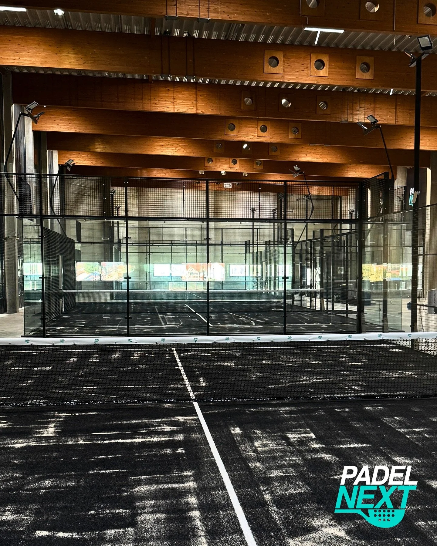 Work in progress 💥
Die Courts stehen, das Feeling kommt &ndash; und wir k&ouml;nnen&rsquo;s kaum erwarten, euch bald hier zu sehen! 🤩
 
#PadelNext #ComingSoon #PadelVibes #PadelGermany #PadelCommunity #padel #padeldeutschland #padelamateur #padelte