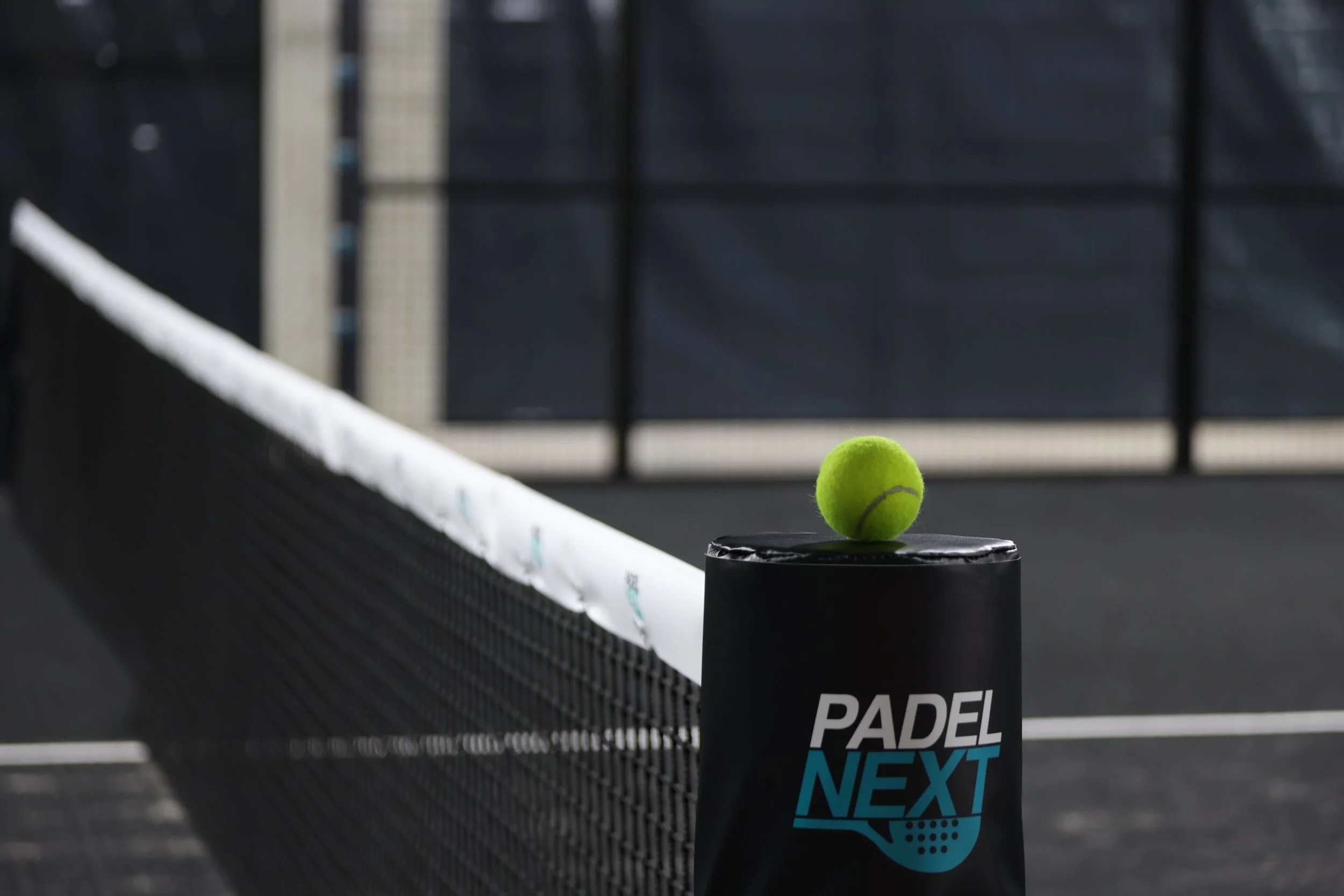 Padel Next Indoor Court mit Netz und Ball