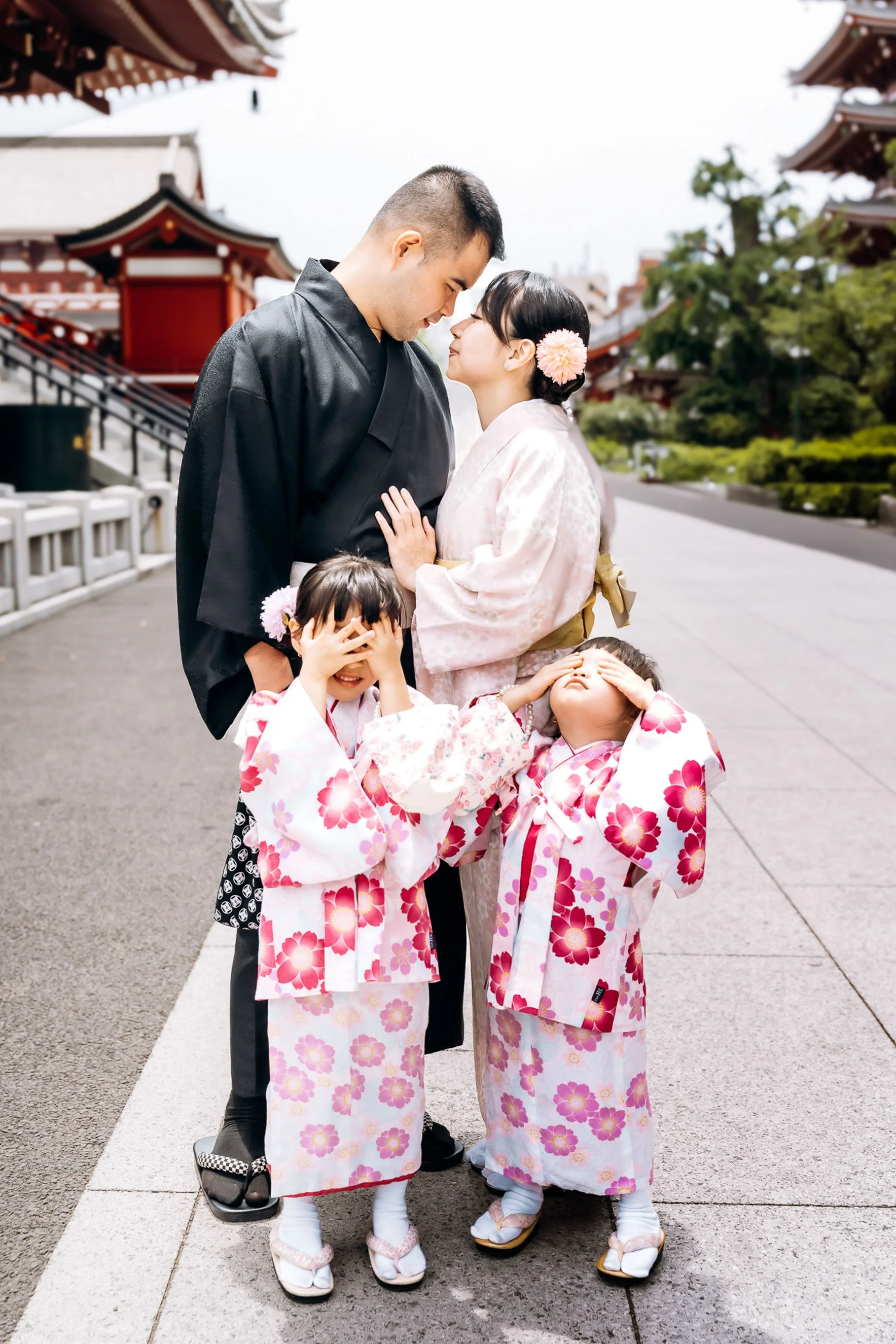 Autumn photoshoot of a family of two children in Japan with Kimono