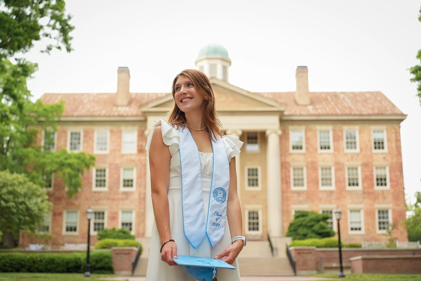 a little grad shoot to kick off summer ☀️ 
congratulations @elizabethsbennett7 @katelyn_boyd_ 
&bull; 
&bull;
&bull;
#grad #photoshoot #unc