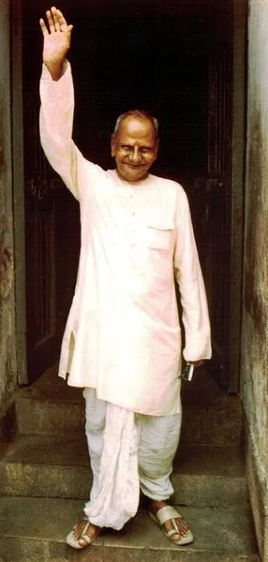 Nisargadatta Maharaj

“Wisdom tells me I am nothing. Love tells me I am everything. And between the two, my life flows.”