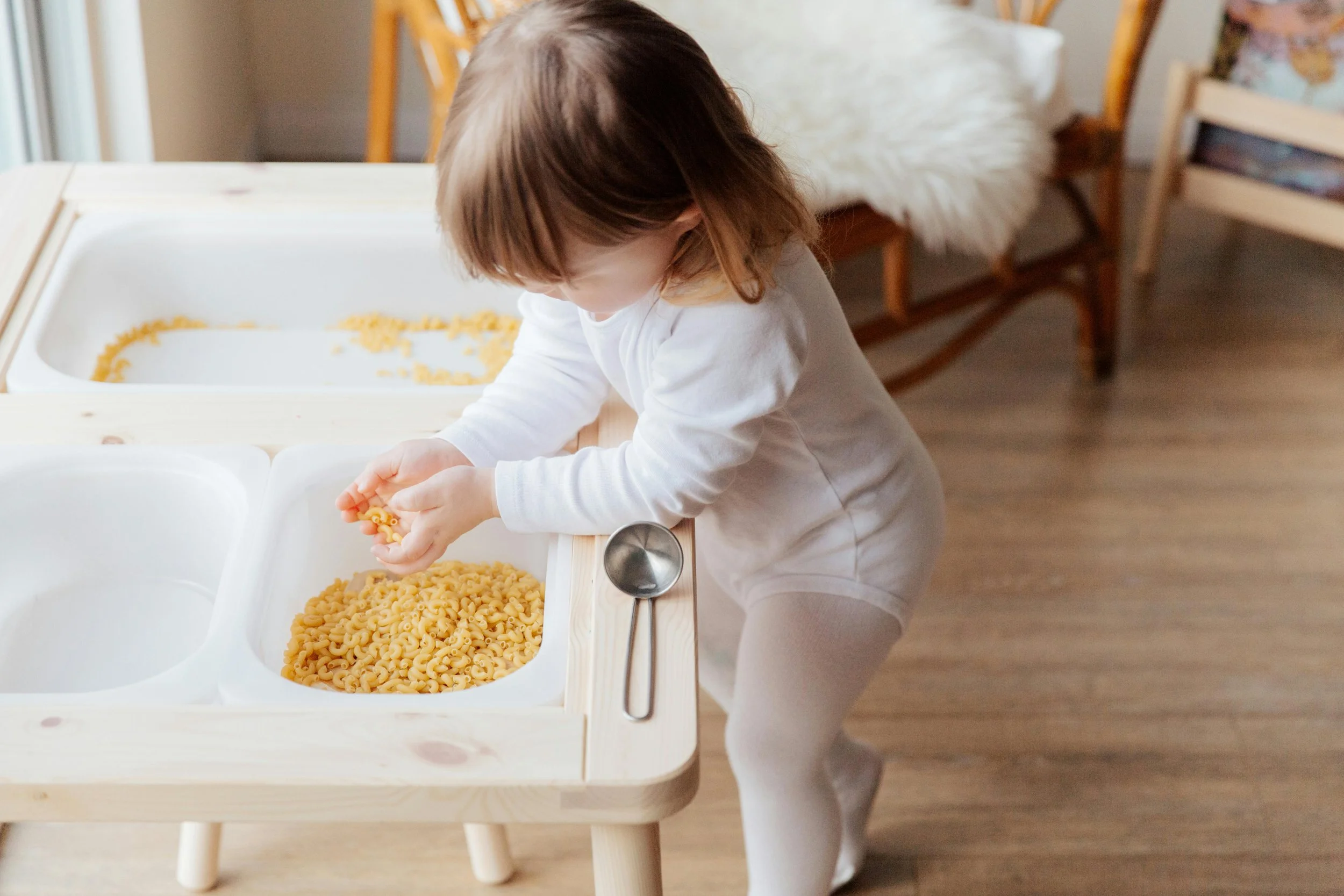 Contoh aktivitas sensory play untuk stimulasi otak anak