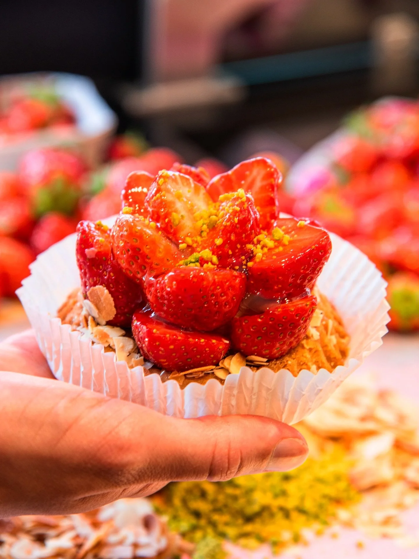 🍓 Unsere Erdbeert&ouml;rtchen &ndash; s&uuml;&szlig;, zart &amp; mit ganz viel Liebe gebacken!
Was wie ein kleines Kunstwerk aussieht, ist das Ergebnis von viel Handarbeit, Zeit und Hingabe.
Jede Schicht, jede Frucht, jedes Detail &ndash; mit Sorgfa