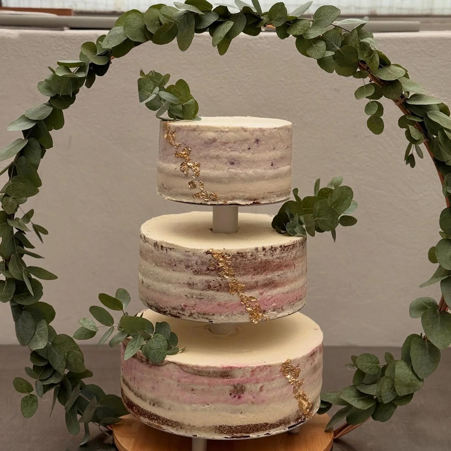 &bdquo;F&uuml;r diesen einen unvergesslichen Tag &ndash; und die s&uuml;&szlig;este Begleitung zum Ja-Wort. Herzlichen Gl&uuml;ckwunsch an das Brautpaar! 💕🍰&ldquo; 

#wedding #hochzeit #cake #liebe #love #sprenger