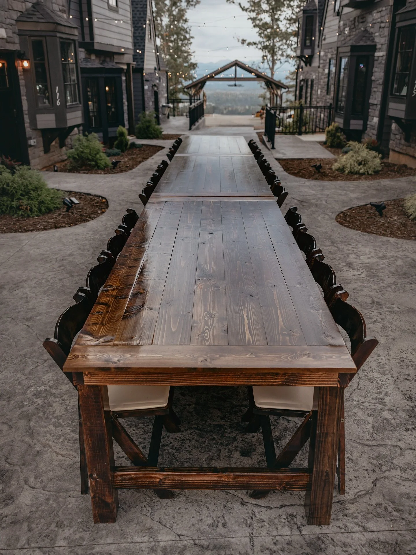 Ok but THIS destination wedding&hellip; meets themed wedding?! We&rsquo;re just obsessed with how our farm tables can go from light whimsical style to dark and enchanting. 🖤 This Harry Potter themed shoot was stunning. 

Photographer: @hunterkittrel