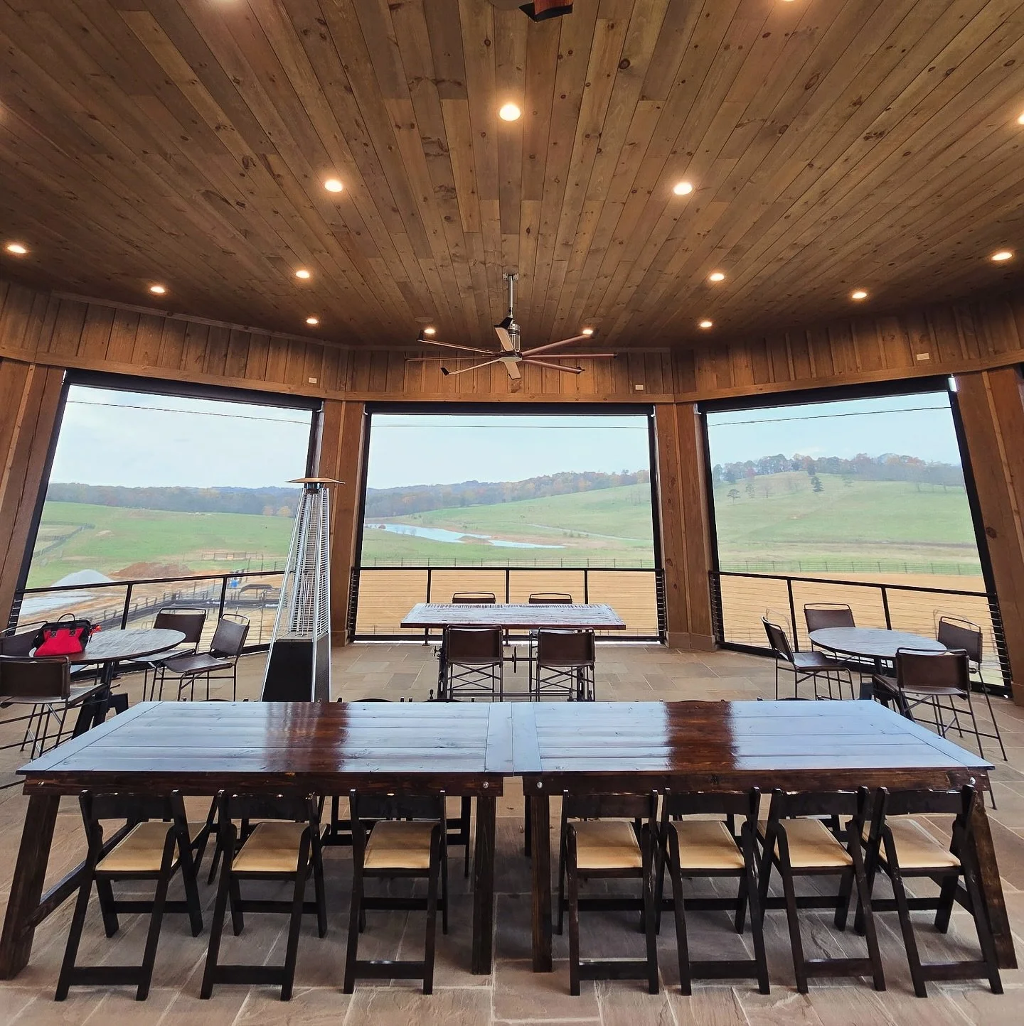 Customer appreciation event for @sixteenpeakscattleco 🐄🐮 Seriously gorgeous. Thank you for allowing us to be a part of your event today! 🙌🏻 

#corporateeventplanner #knoxvilleevents #easttn #tennesseeevents #lenoircity #tnweddings #easttnweddings