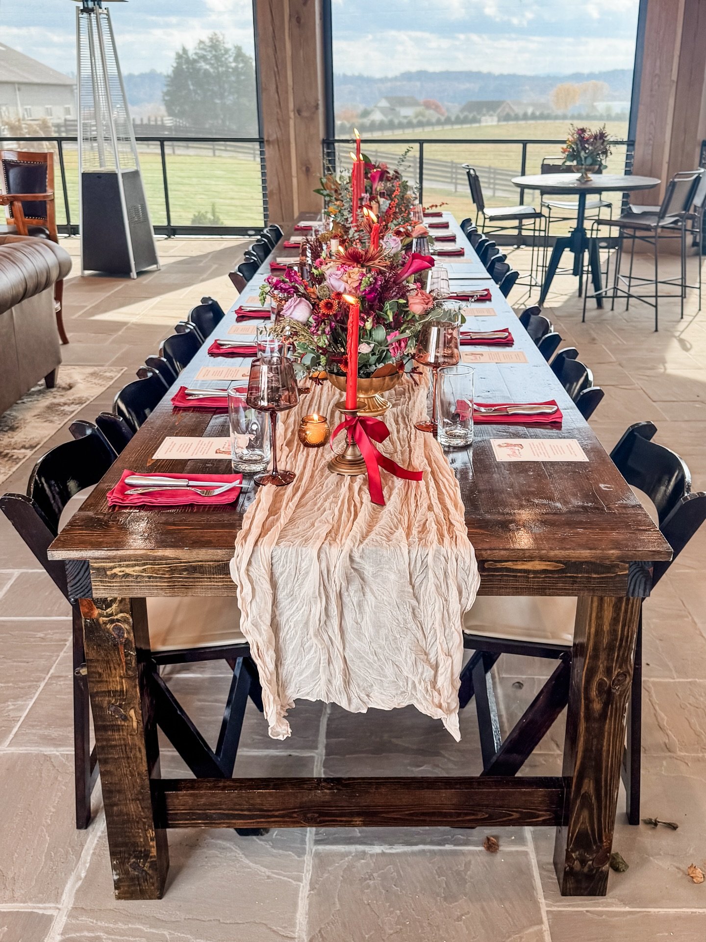 Wanted to give you guys another angle of our tables and chairs and the way they complimented them so well! 🍂🍁💕

Styling: @thelittlepryors 
Venue: @sixteenpeakscattleco