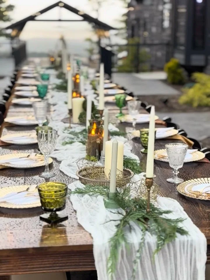 Not that we want it, but YES our tables &amp; chairs can withstand the rain 💪🏼🌧️ 

Photographer: @hunterkittrellphoto 
Venue: @earthandskydwellings 
Content Creator: @nanneycreative.co 
Tables &amp; Chairs: Us!
Tabletop Decor: @picnicpopupavl 
Flo