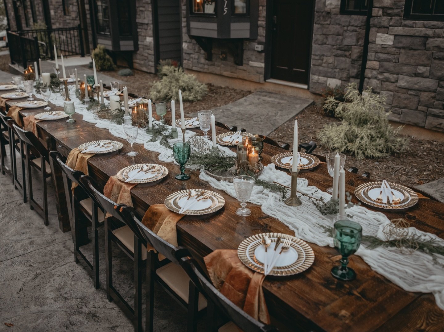 Bring luxury to any of your events by elevating the tables. Our rental farm tables are so beautiful you don&rsquo;t even need to pay for (or worry about spilling on) linens. 🙌🏻😍
