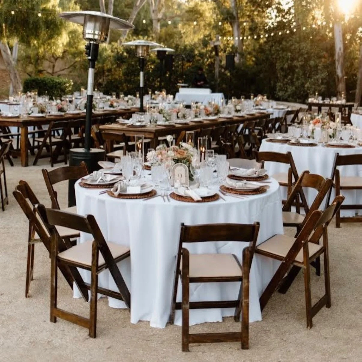 PERFECT combo of luxury farm tables and clothed rounds 😍 who says you can&rsquo;t do both. And they both pair with our fruitwood folding garden chairs perfectly! 

#knoxvillewedding #easttnbride #engaged #eventrentals #luxuryfarmtables