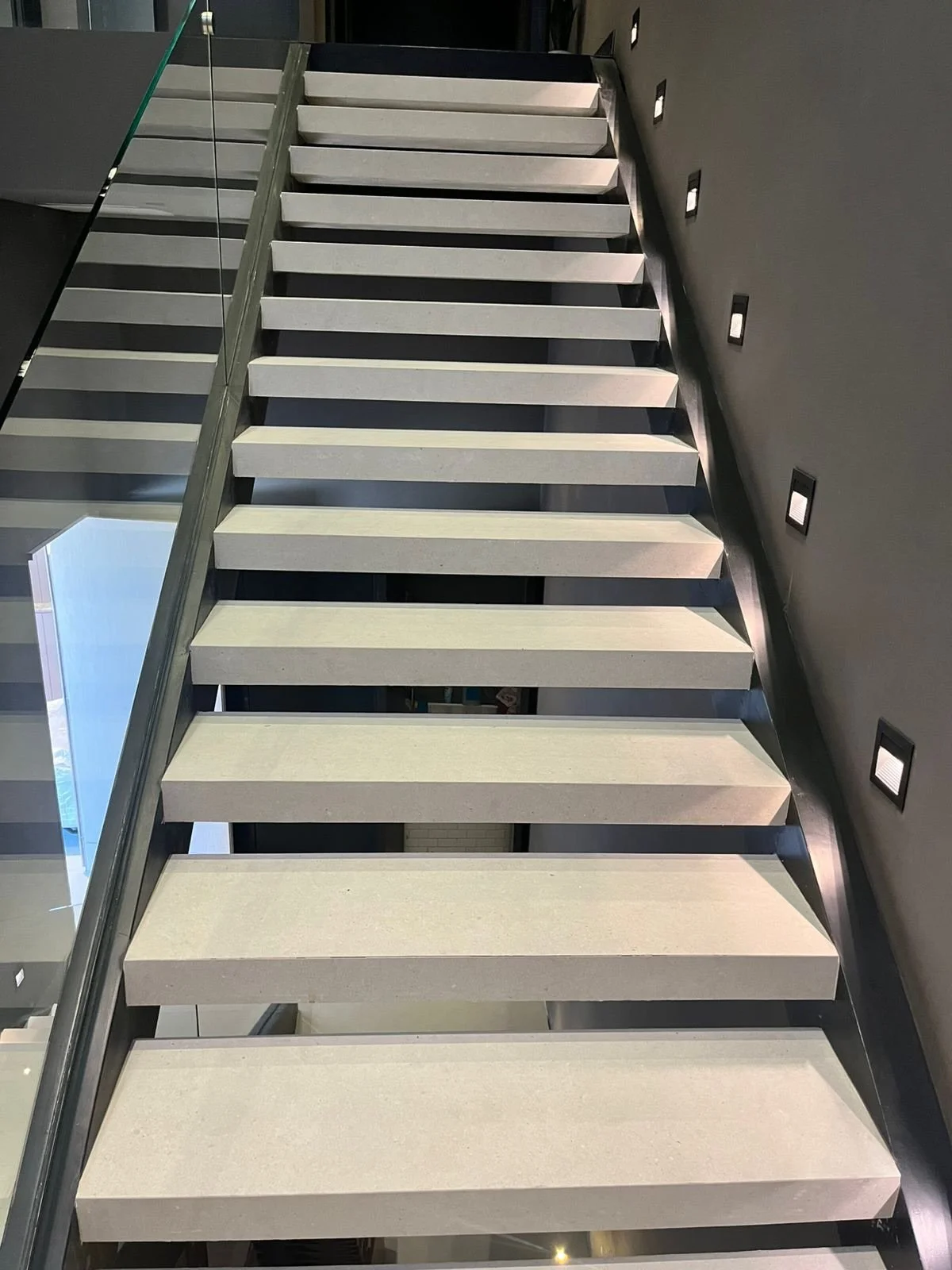Instalaci&oacute;n de porcelanato en escaleras 
Cotiza material y/o mano de obra para tus proyectos con nosotros sin ning&uacute;n compromiso.
81-35-74-13-96

.
.
.
.
.
.
.