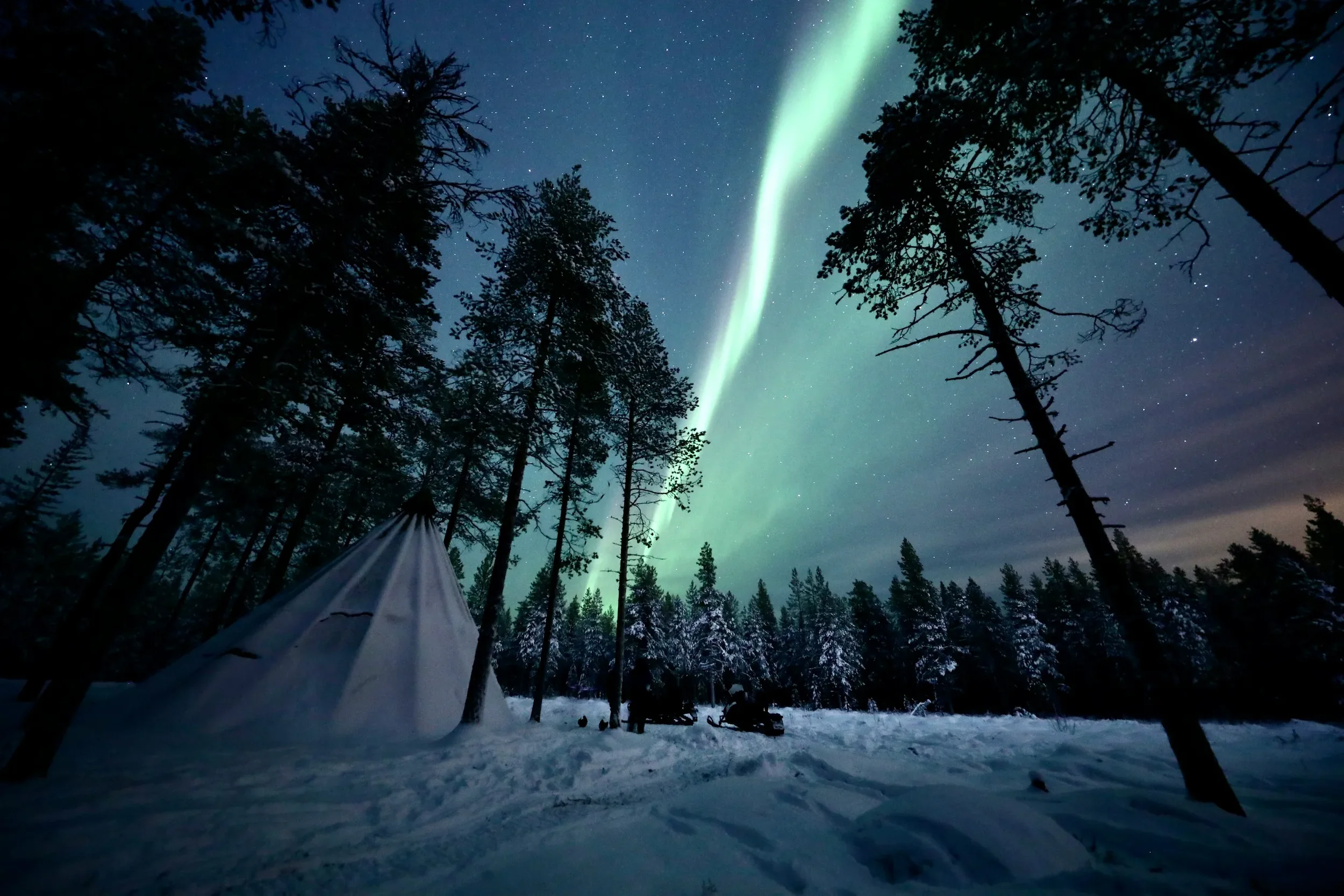 halo_igloos_snowmobile_sleigh_aurora_safari.webp