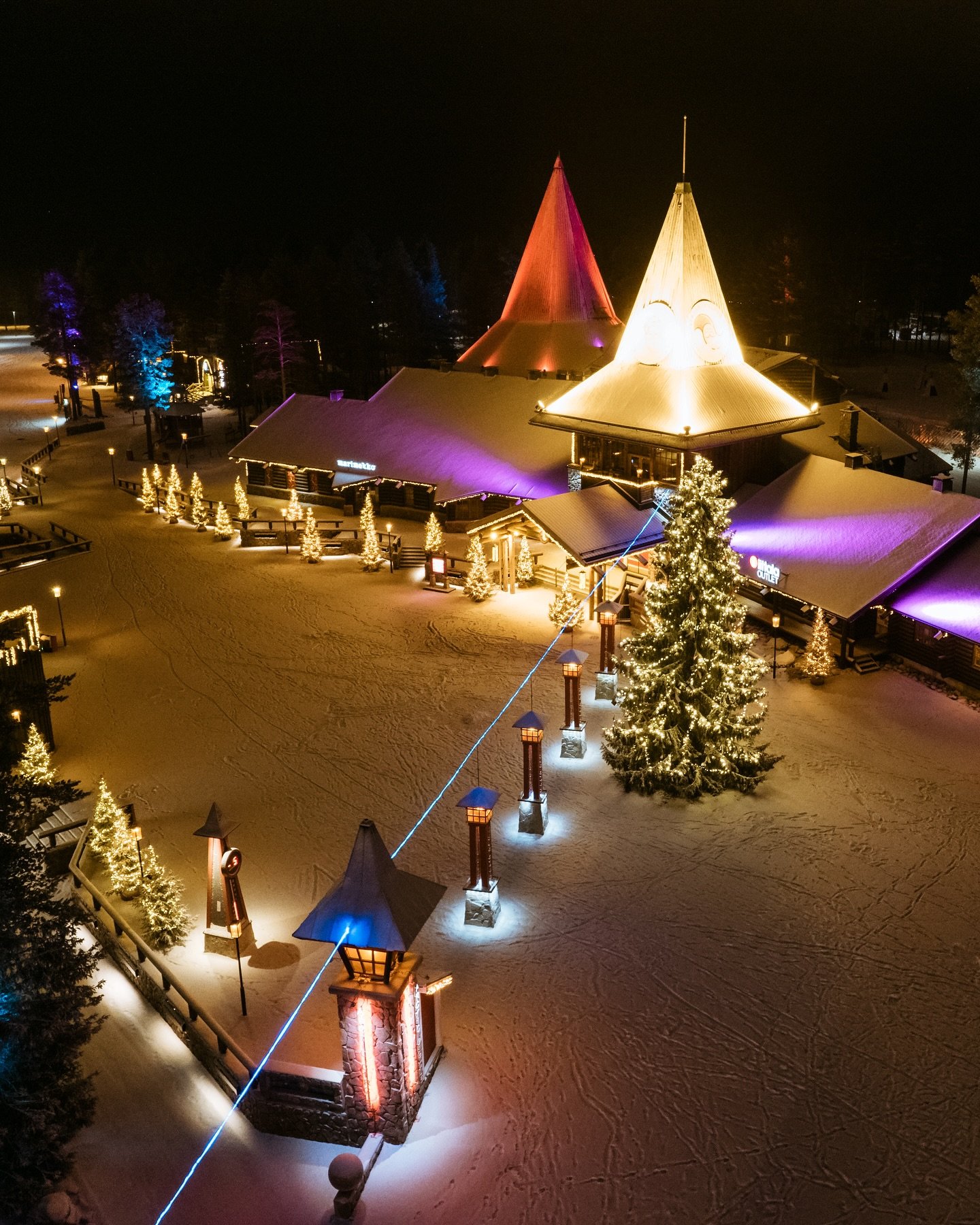 Step outside of @haloigloos and you will find yourself in the heart of Lapland&rsquo;s vibrant capital. Rovaniemi and its neighboring villages are full of things to see and do, whether you dream of visiting Santa Claus Village, joining a snowmobile s
