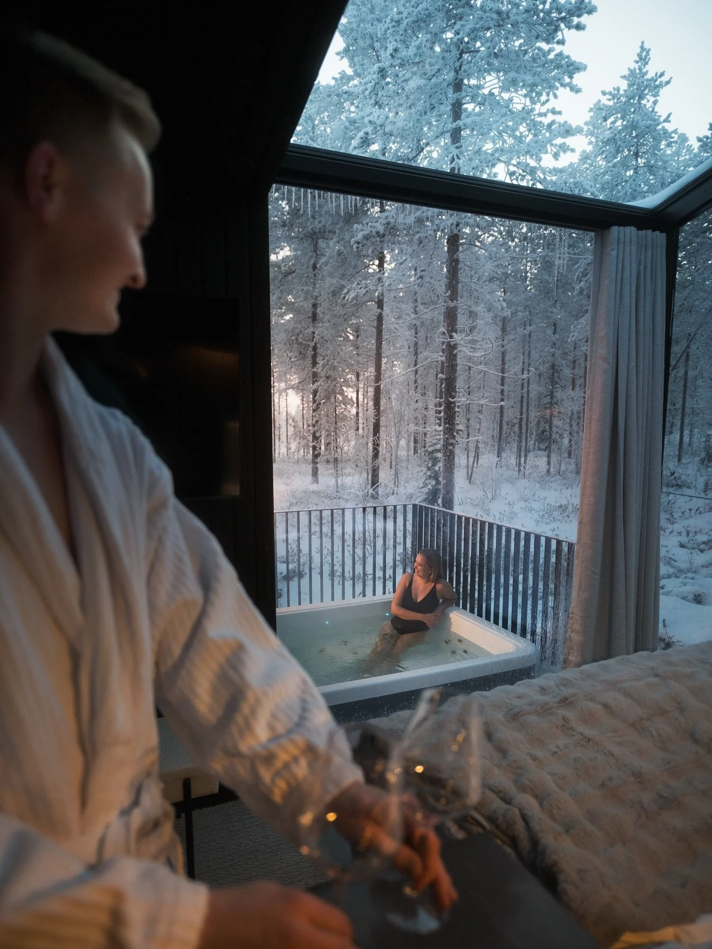 To fall in love with @haloigloos is so easy 🥰❄️
When you book one of our glass igloos you get your private sauna and outdoor jacuzzi experience included in the price! 
Imagine sitting in the hot tub and enjoying the northern lights straight from you