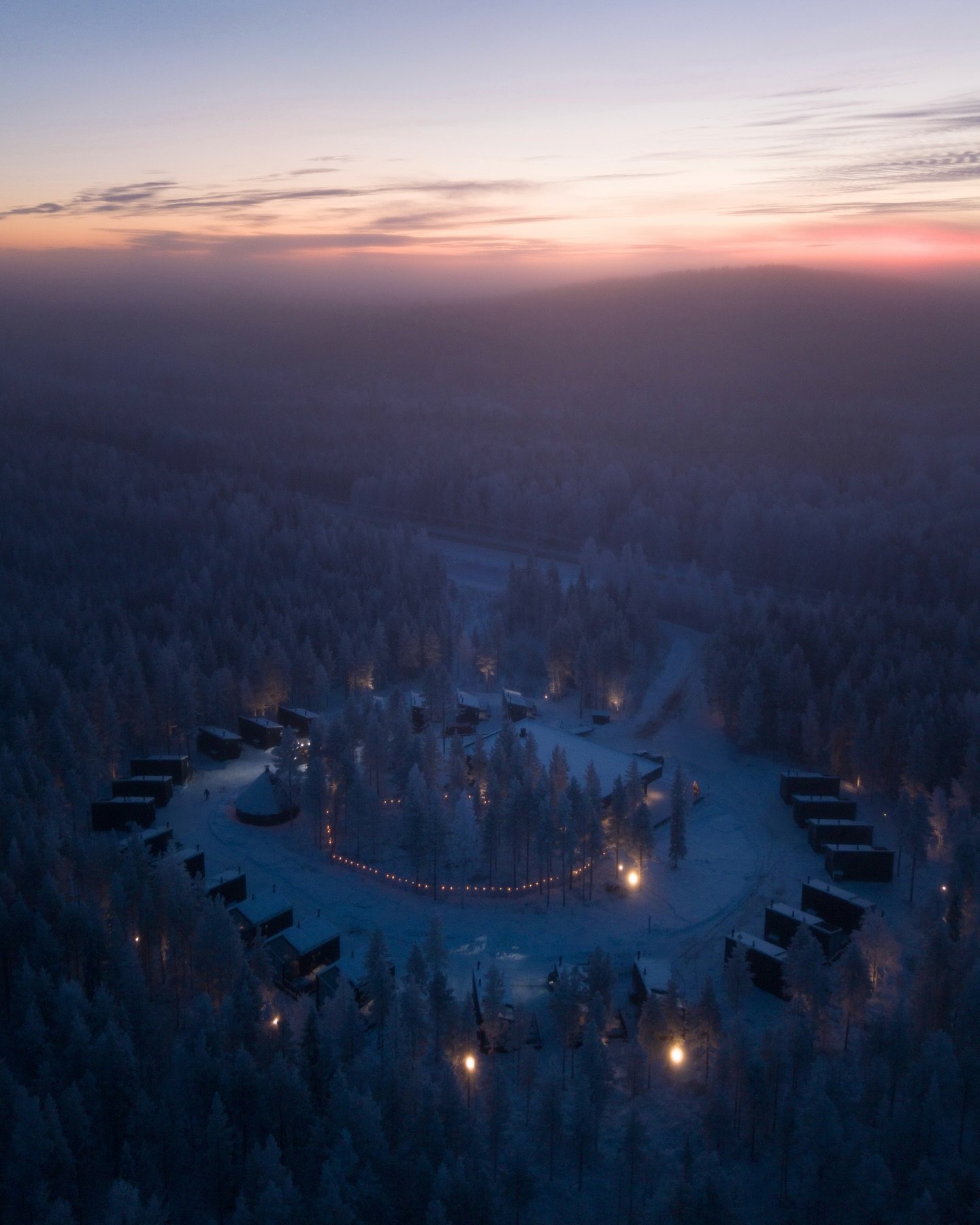 @haloigloos from above 🥹

The resort is built in a circular layout, with the main building, restaurant, and reindeer enclosure at its heart. Surrounding this center are 26 private glass igloos, each offering peace, privacy, and direct access to natu