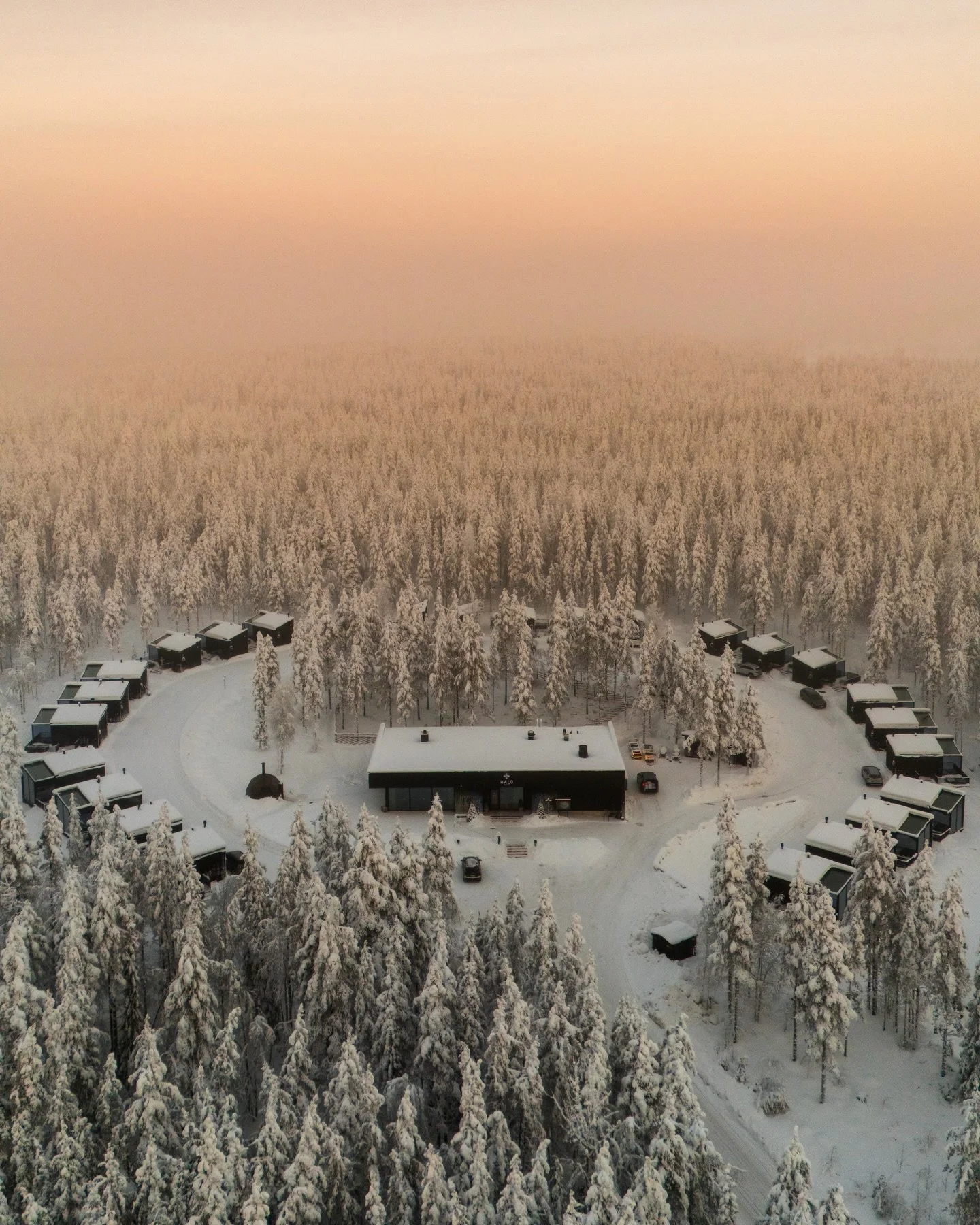 Mornings like this one at @haloigloos ☺️☃️
Tucked away in the stillness of the Arctic wilderness, our private glass igloos offer an unforgettable blend of comfort, seclusion, and natural beauty. Each igloo features a heated glass roof for unobstructe