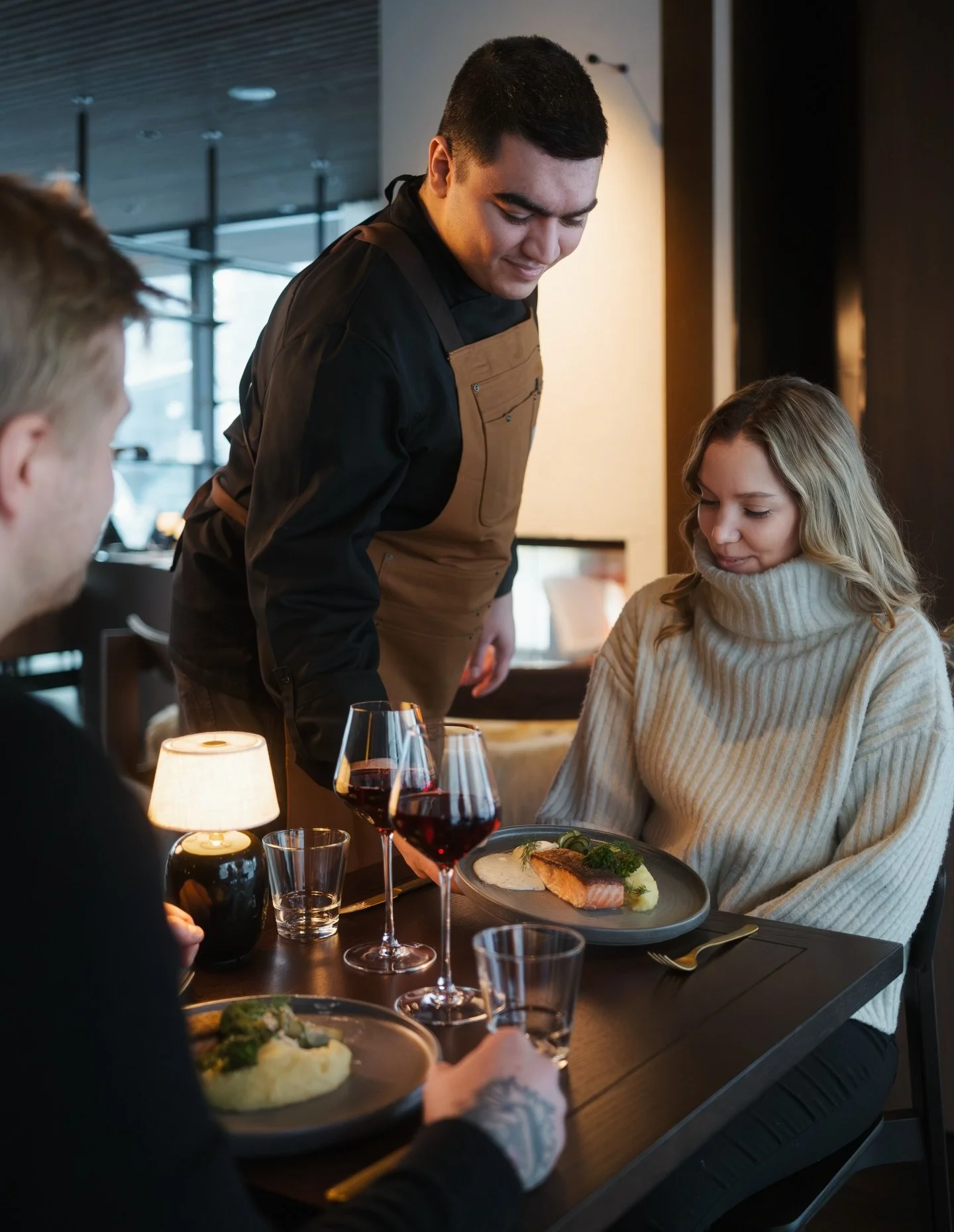 Try out local cuisine in our cozy restaurant Aurora. 🥂🧆
Imagine sitting in there and enjoying your meals when the Northern Lights are dancing about the restaurant! What an amazing experience! 🌌🥂
Breakfast and dinner buffets are included in your s
