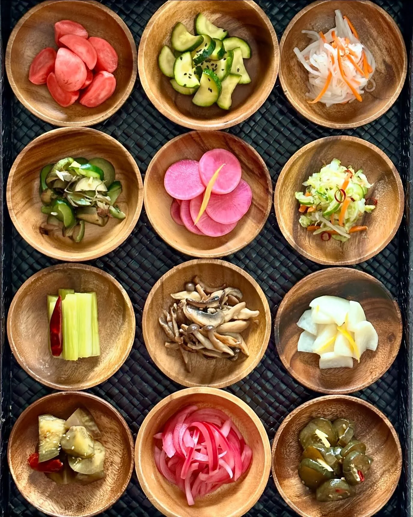 It&rsquo;s my CRAVE column day and we&rsquo;re all about adding fresh pickles to your plate these holidays to cut cut through some of the fatty foods I&rsquo;m sure we&rsquo;ll all be consuming🥕🥬🥦
Find this recipe in my cookbook, Hawai&rsquo;i Was